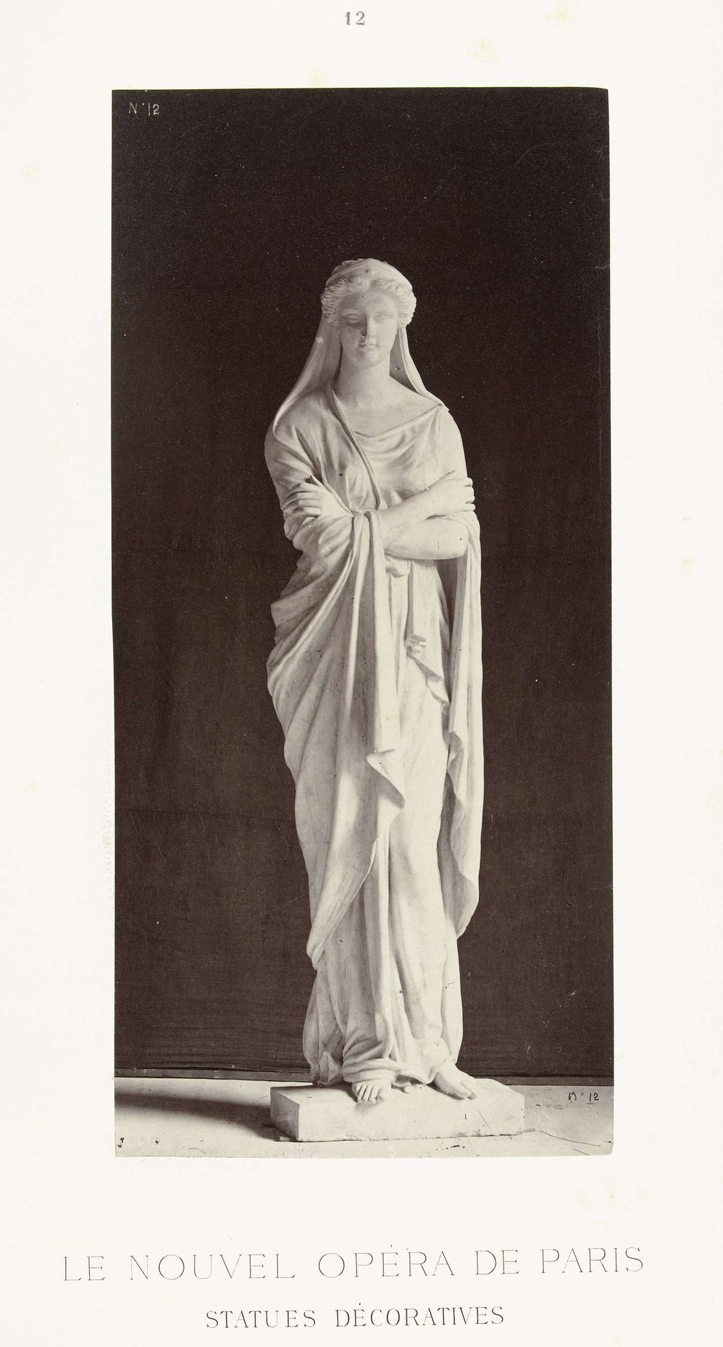 Marmeren beeld van een vrouw in toga met over elkaar geslagen armen. by Louis-Emile Durandelle