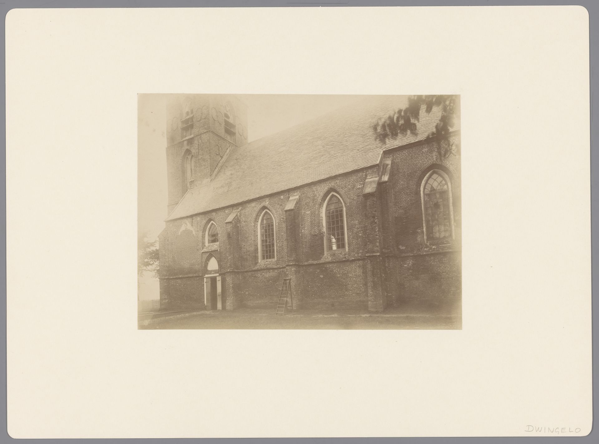 Zuidzijde van de Sint-Nicolaaskerk te Dwingeloo by anoniem (Monumentenzorg)