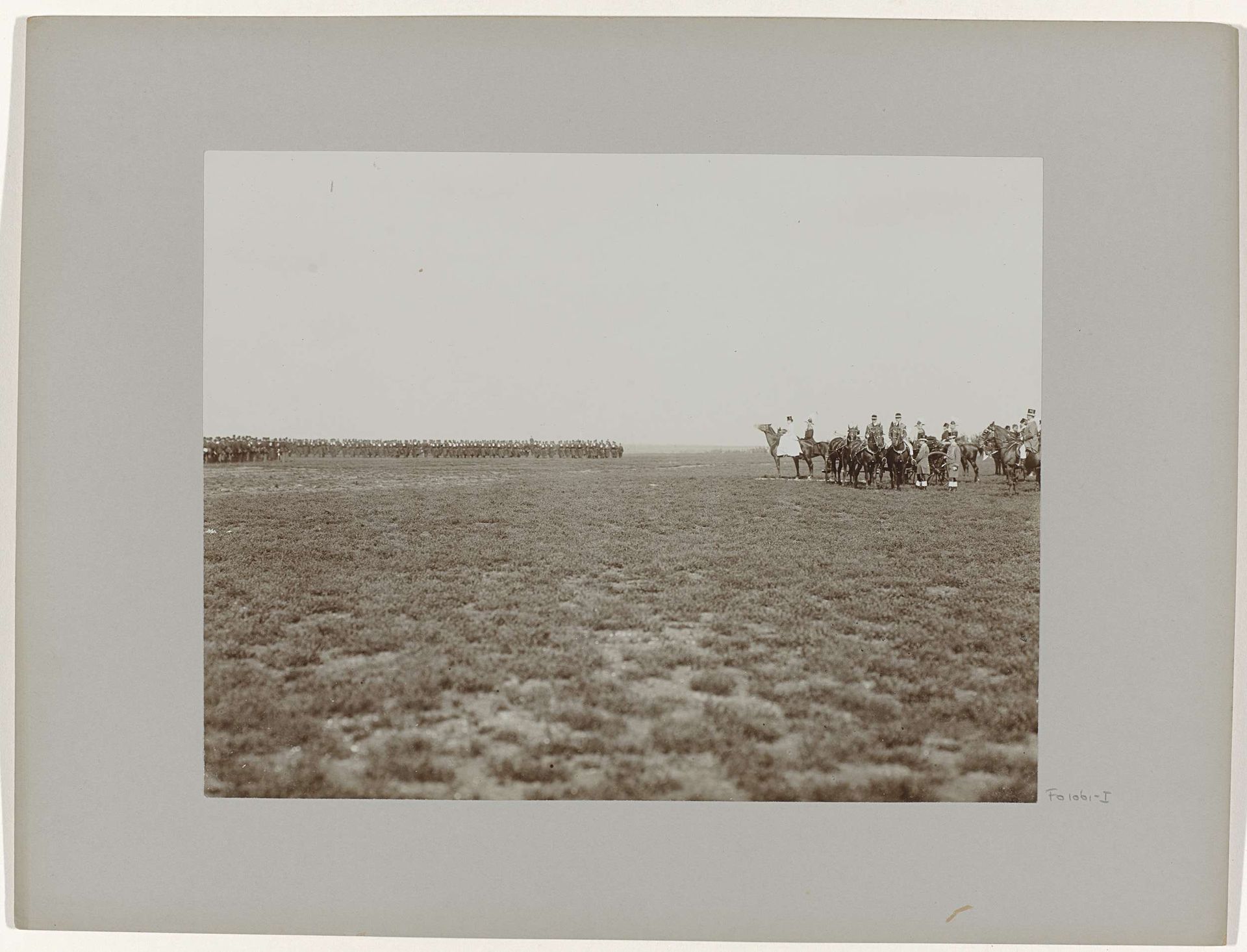 Koningin Wilhelmina bezoekt legerrevue op de Renkumer Heide by Barend Groote