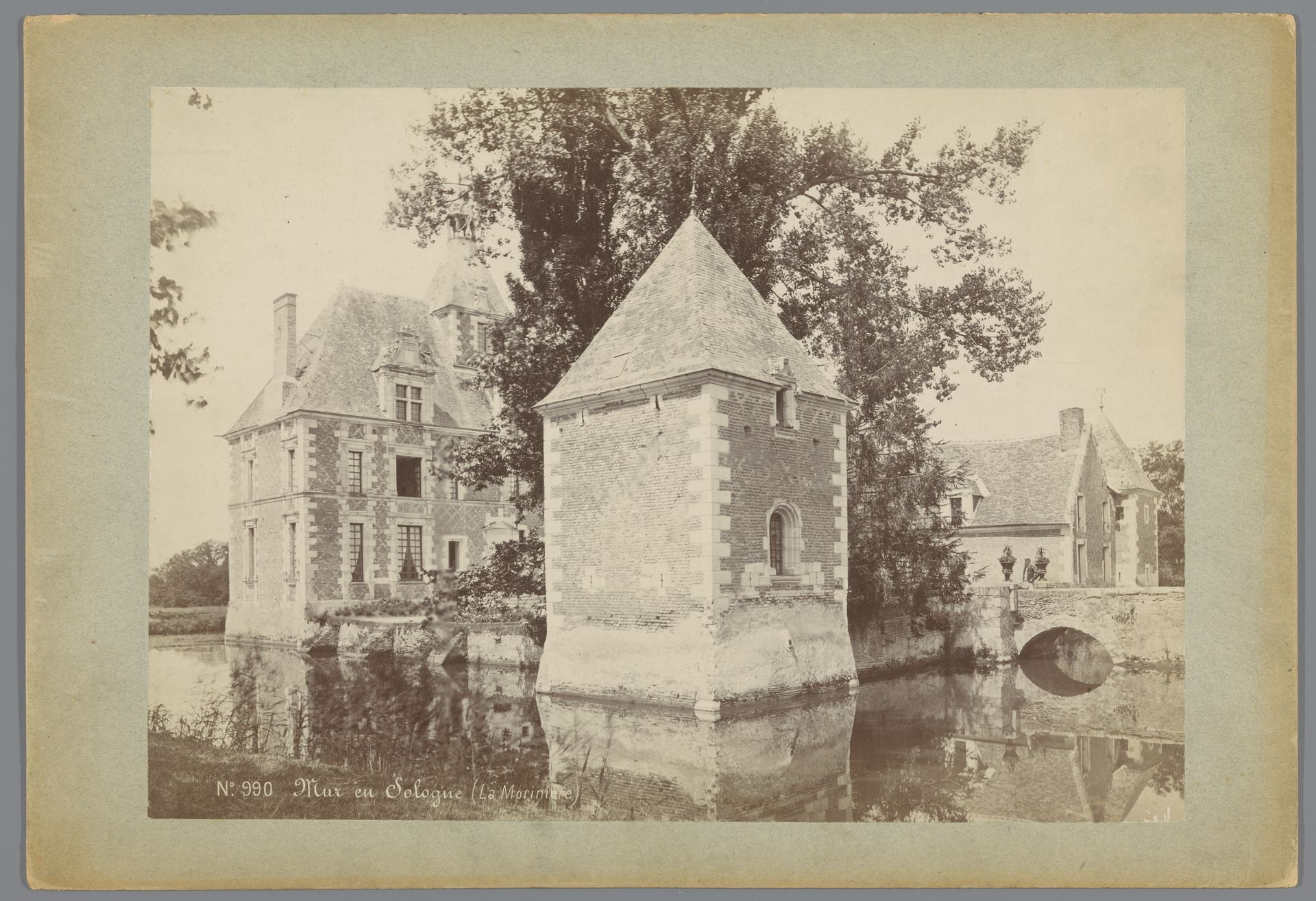 Exterieur van het Château de la Morinière te Mur-de-Sologne, gezien vanaf de zijkant by Médéric Mieusement
