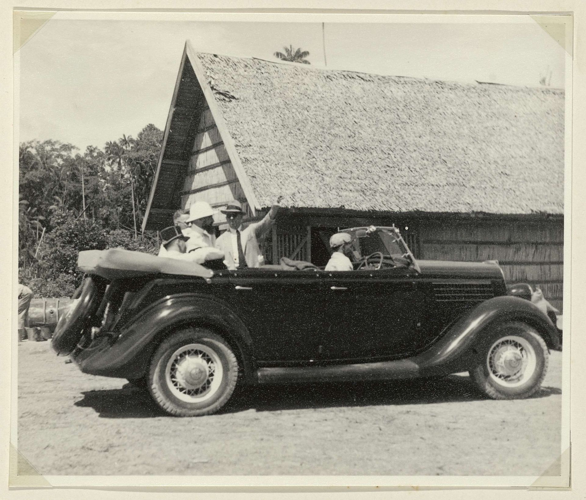Auto met genodigden by Anonymous
