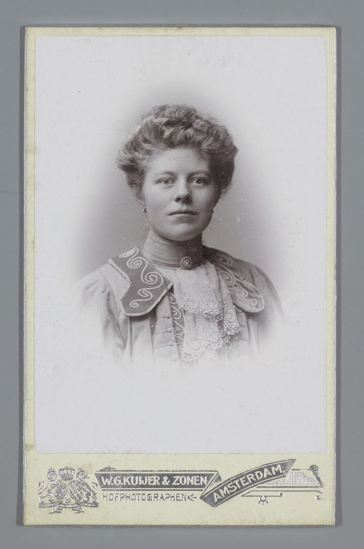Portret van een onbekende vrouw by W.G. Kuijer & Zonen
