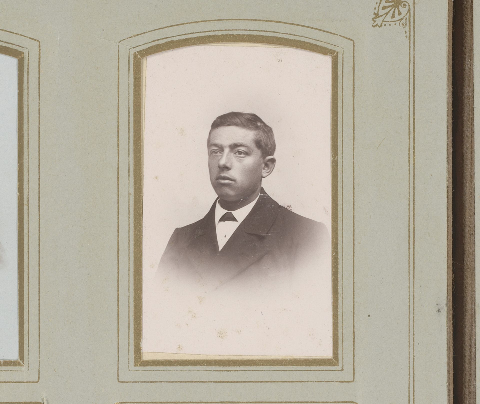 Portret van een jonge man by Gebroeders IJpma