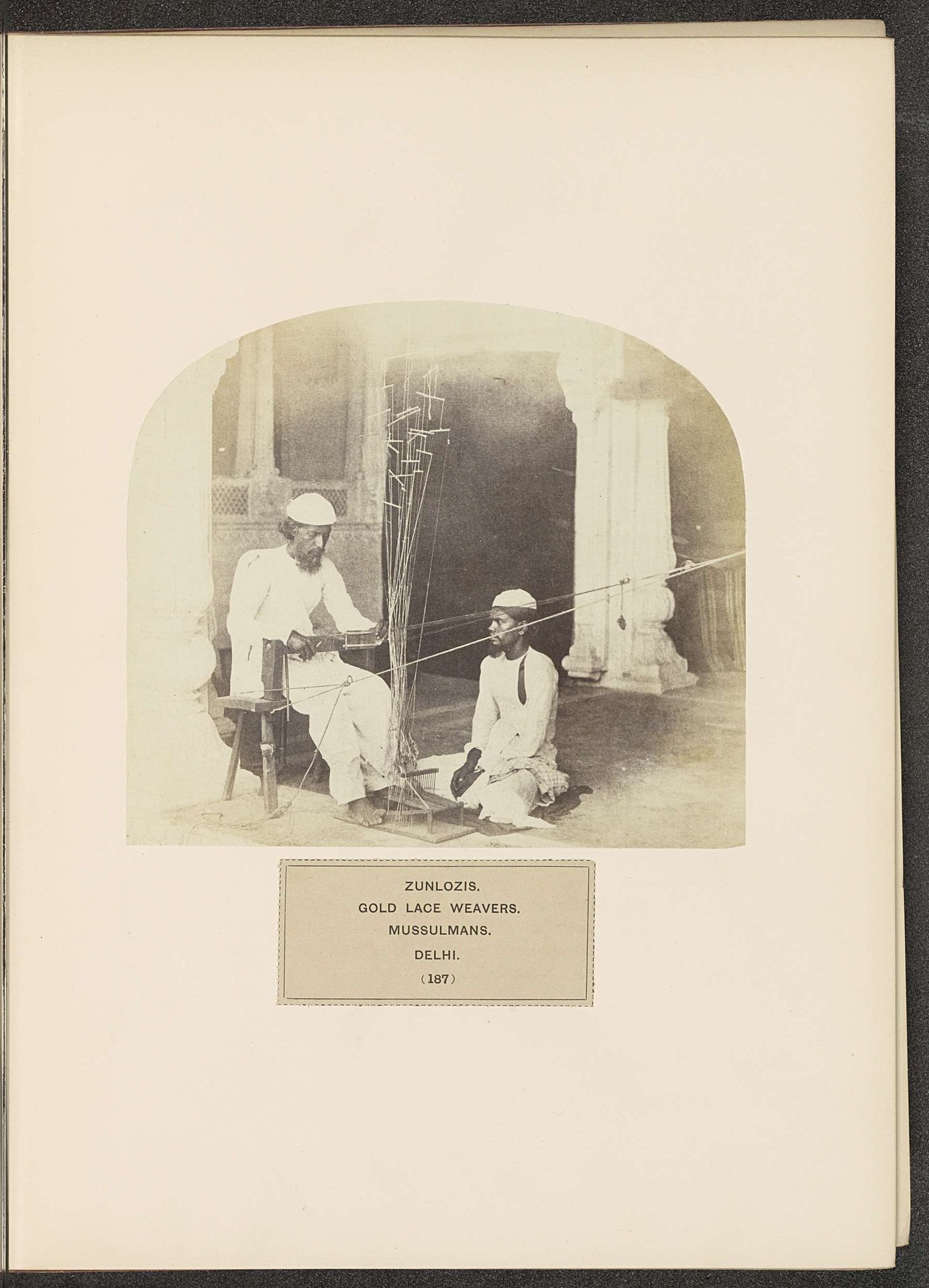Wevers van gouddraad aan het werk in Delhi by Shepherd & Robertson