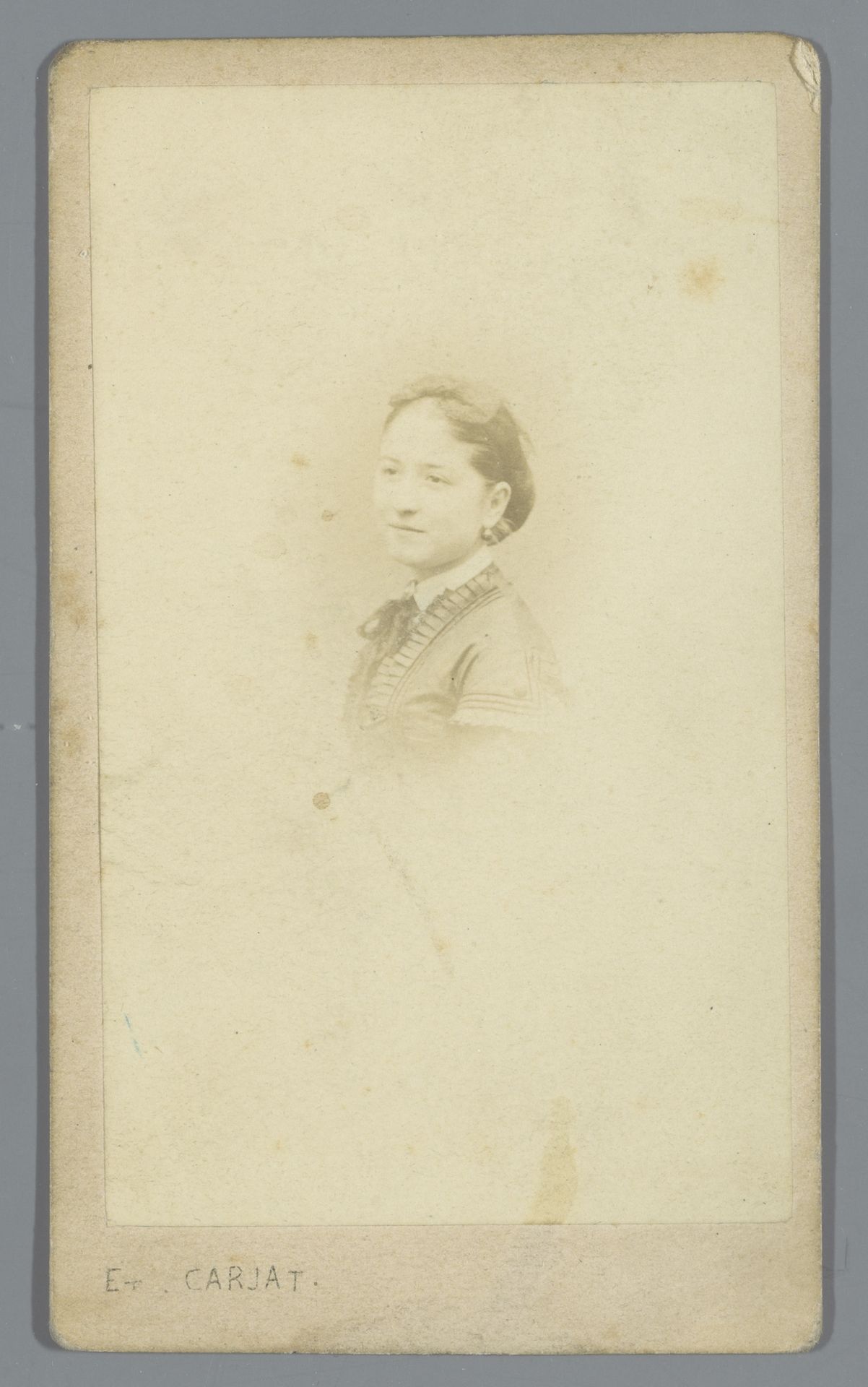 Portret van een onbekende vrouw by Carjat et Cie.