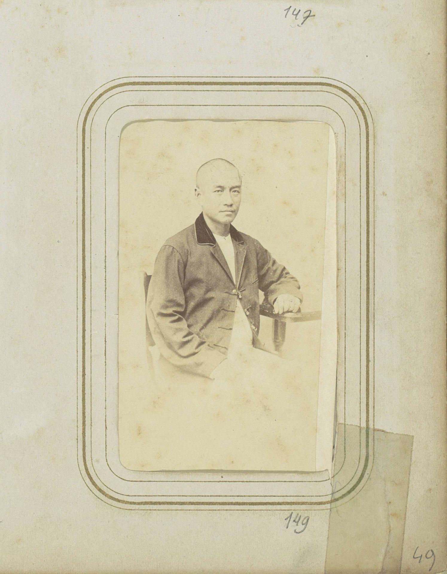 Portret van een man in een jas by Van Donkers