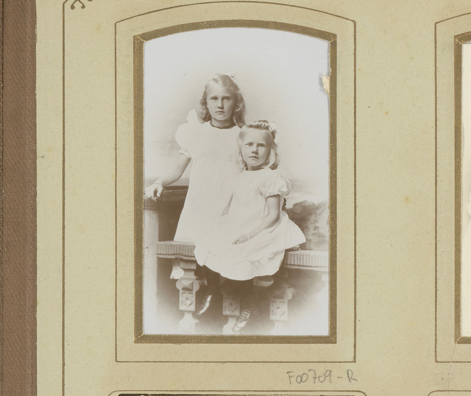 Portret van een twee meisjes by F. Engel