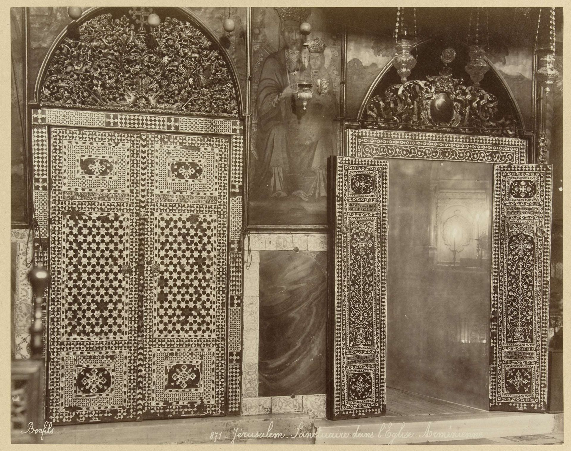 Deuren van de sacristie van de Armeense Sint-Jacobuskathedraal in Jeruzalem by Félix Bonfils