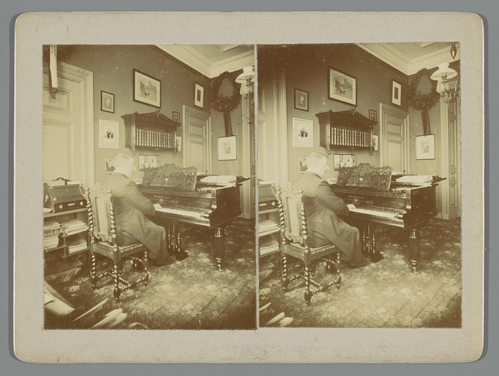 Man achter een piano, vermoedelijk de Utrechtse pianist Wouter Hutschenruyter by Anonymous