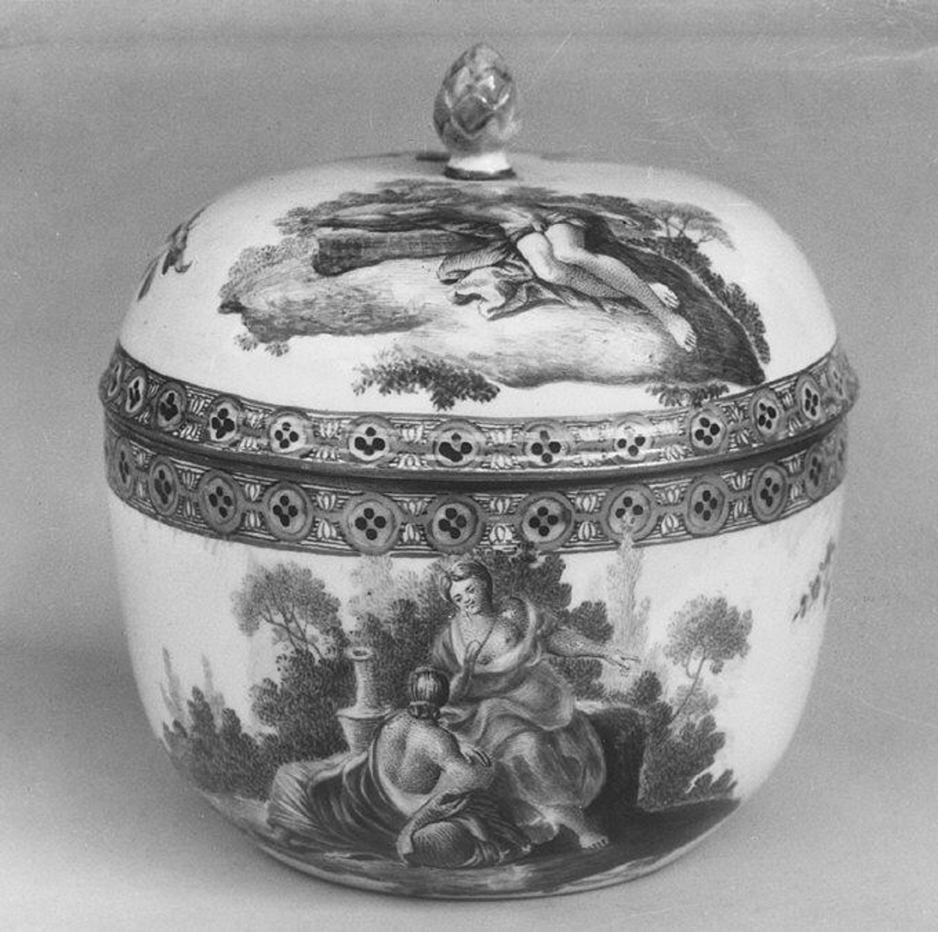 Sugar bowl with cover by Frankenthal Porcelain Manufactory