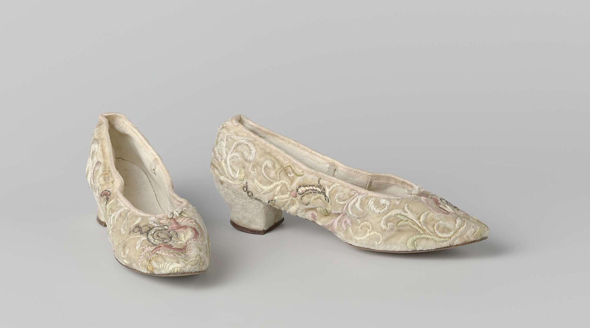 Balschoen van wit fluweel, versierd met geborduurde palmetbloemen met ranken by Manfield
