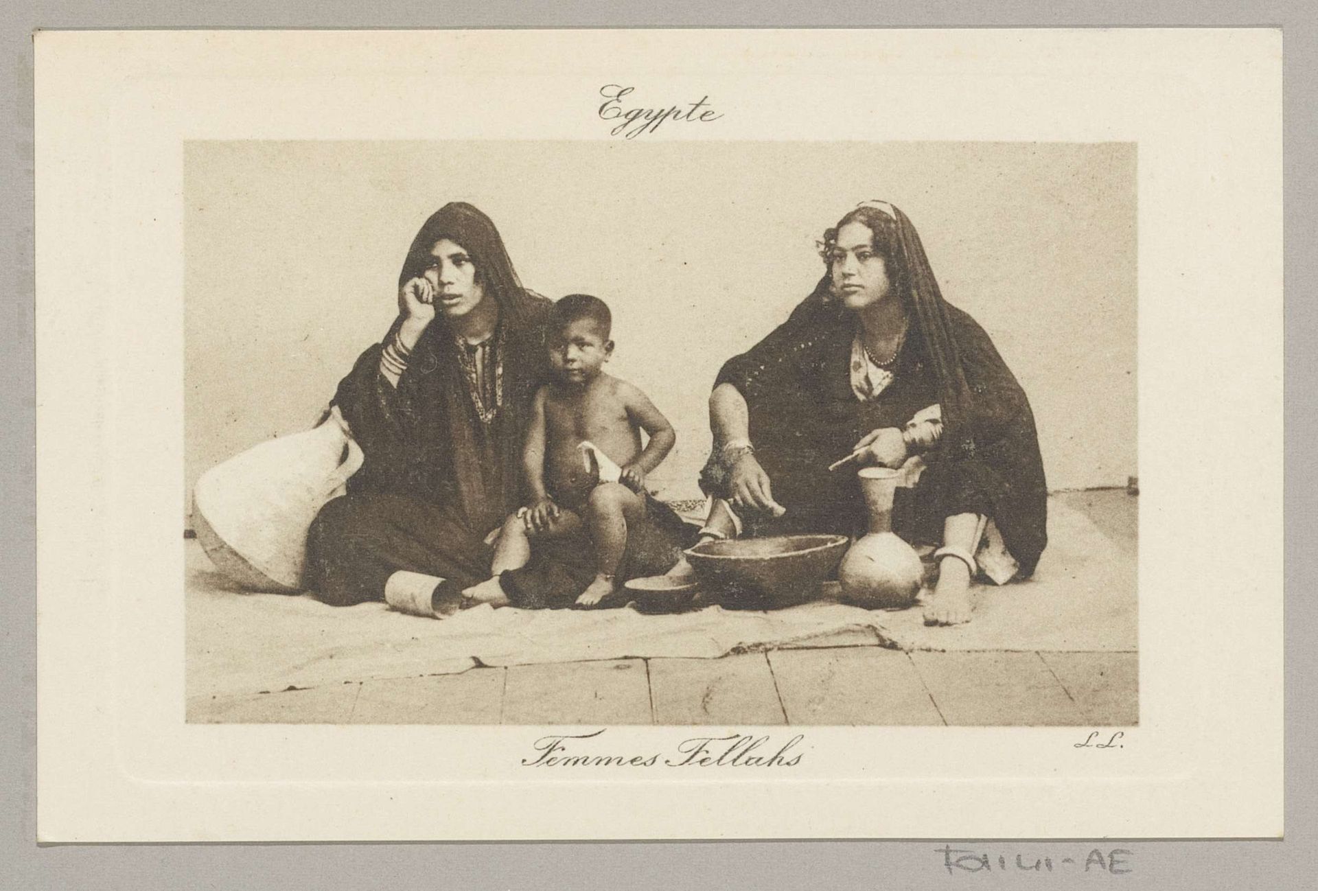 Portret van twee Egyptische boerenvrouwen met kind by LL