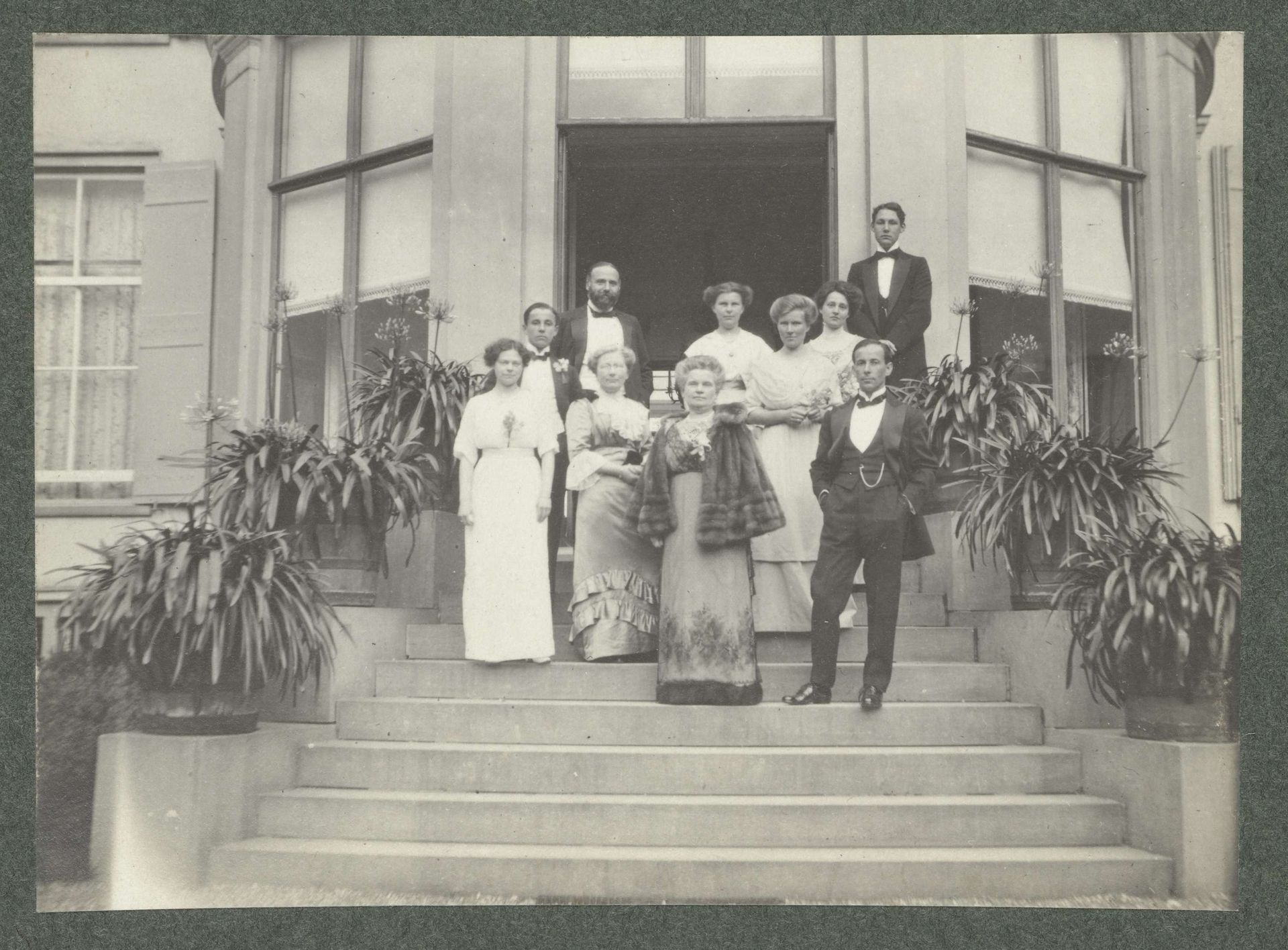 Familie Kessler in avondkleding op het bordes van landhuis Pauw by Geldolph Adriaan Kessler
