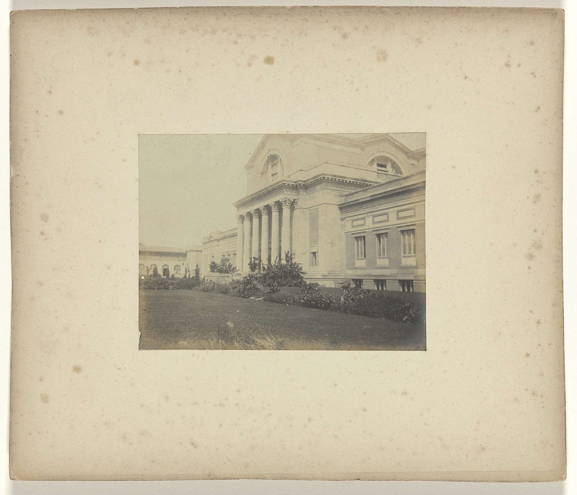 Achterzijde van The Art Building op het terrein van de wereldtentoonstelling in St. Louis (Louisiana Purchase Exposition), 1904 by Jan Schüller