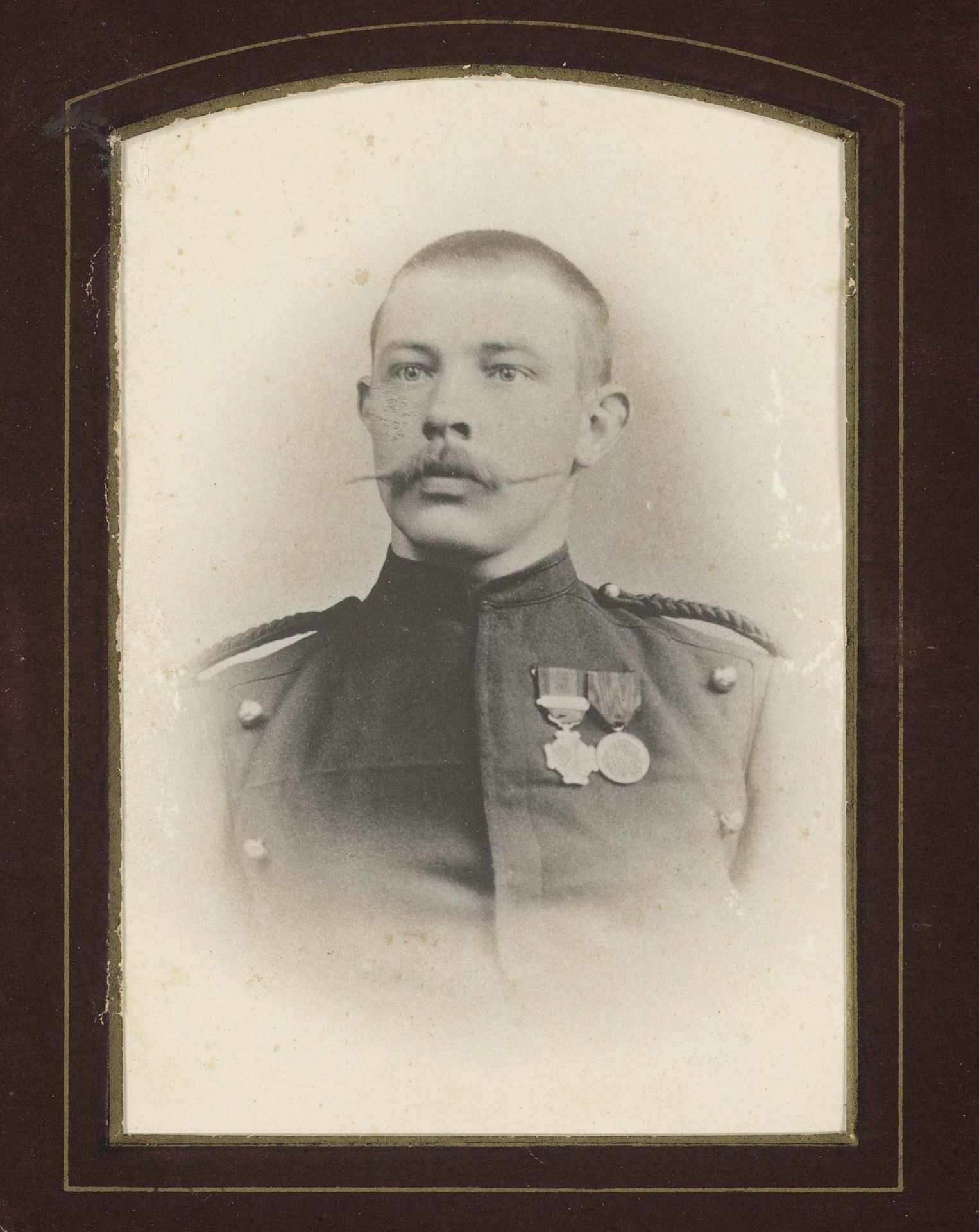 Portret van een jonge man in militair uniform by H.J. Tollens