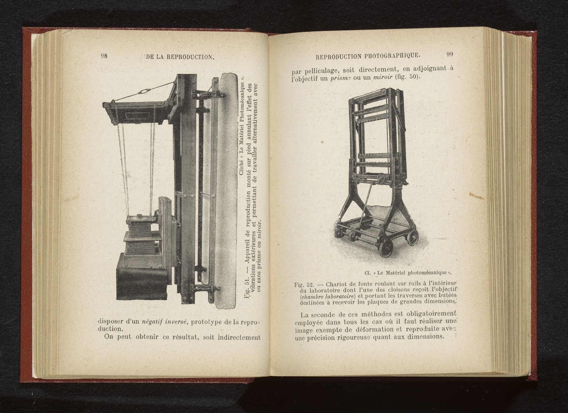 Stellage waarin vermoedelijk iets gemonteerd kan worden dat fotomechanisch gereproduceerd wordt by Le Matériel Photomécanique