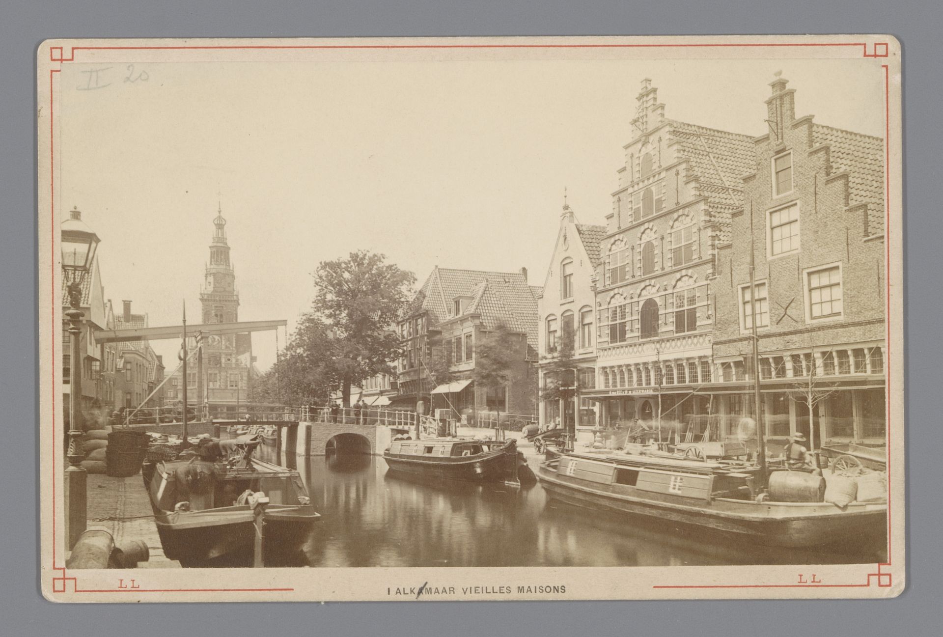 Straatgezicht te Alkmaar met De Waag by Léon & Lévy