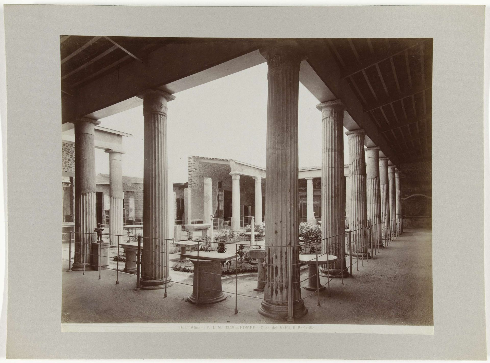 Binnenplaats (atrium?) van Casa dei Vettii by Fratelli Alinari