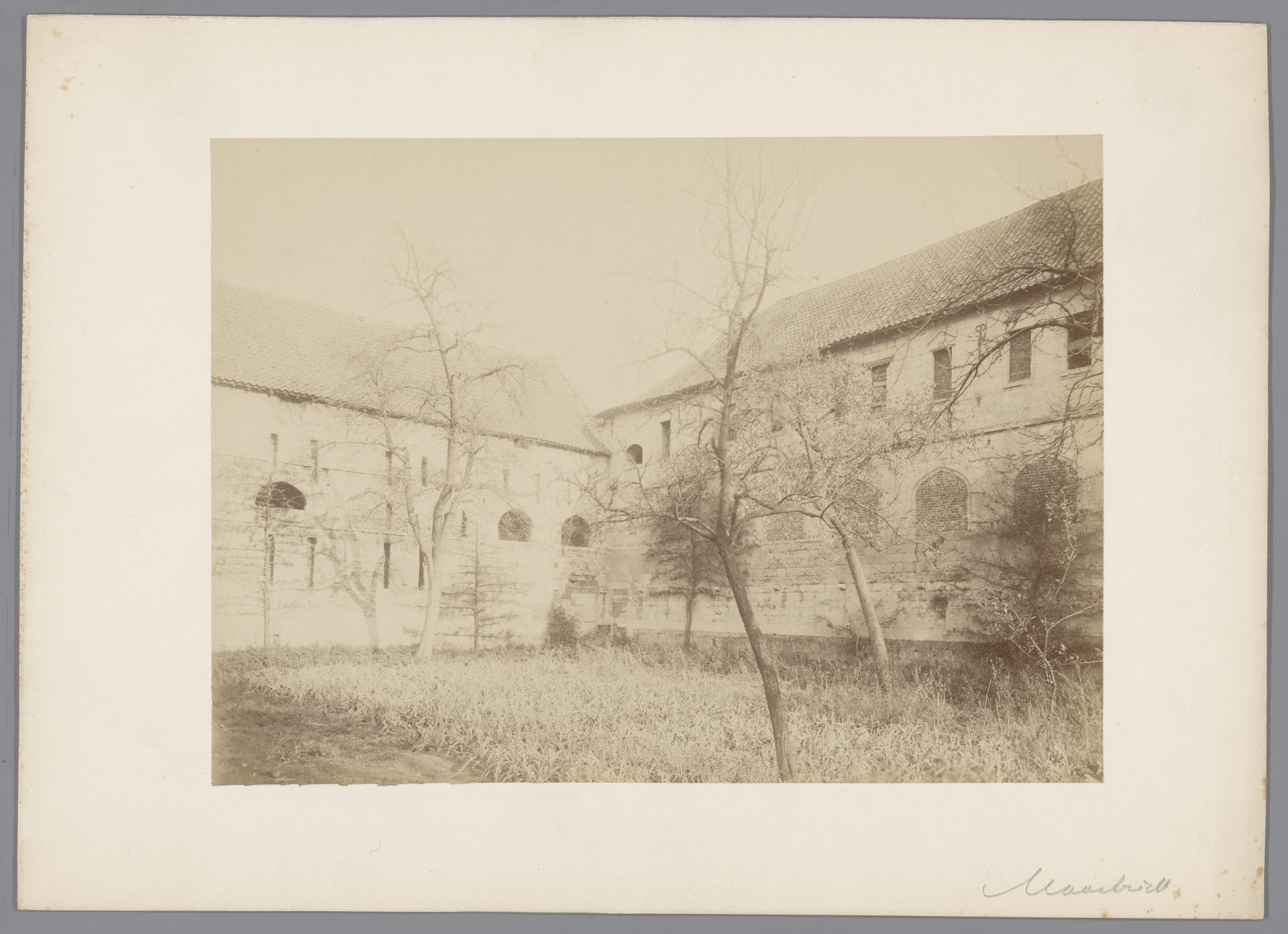 Binnenplaats van het oude Beyart klooster te Maastricht by anoniem (Monumentenzorg)