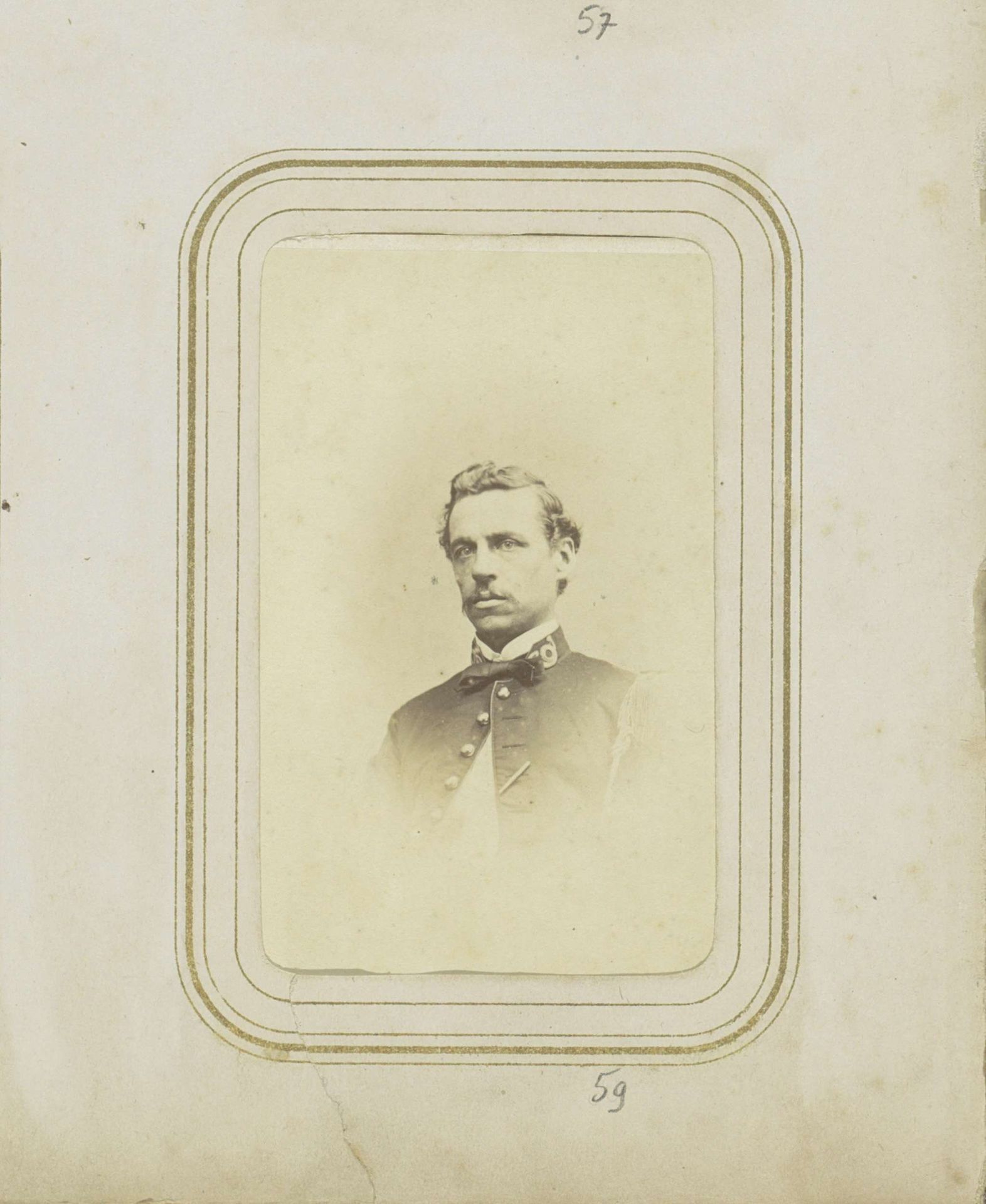Portret van een man met een strik en een uniformjas by Izak Arnoldus Zegers Veeckens