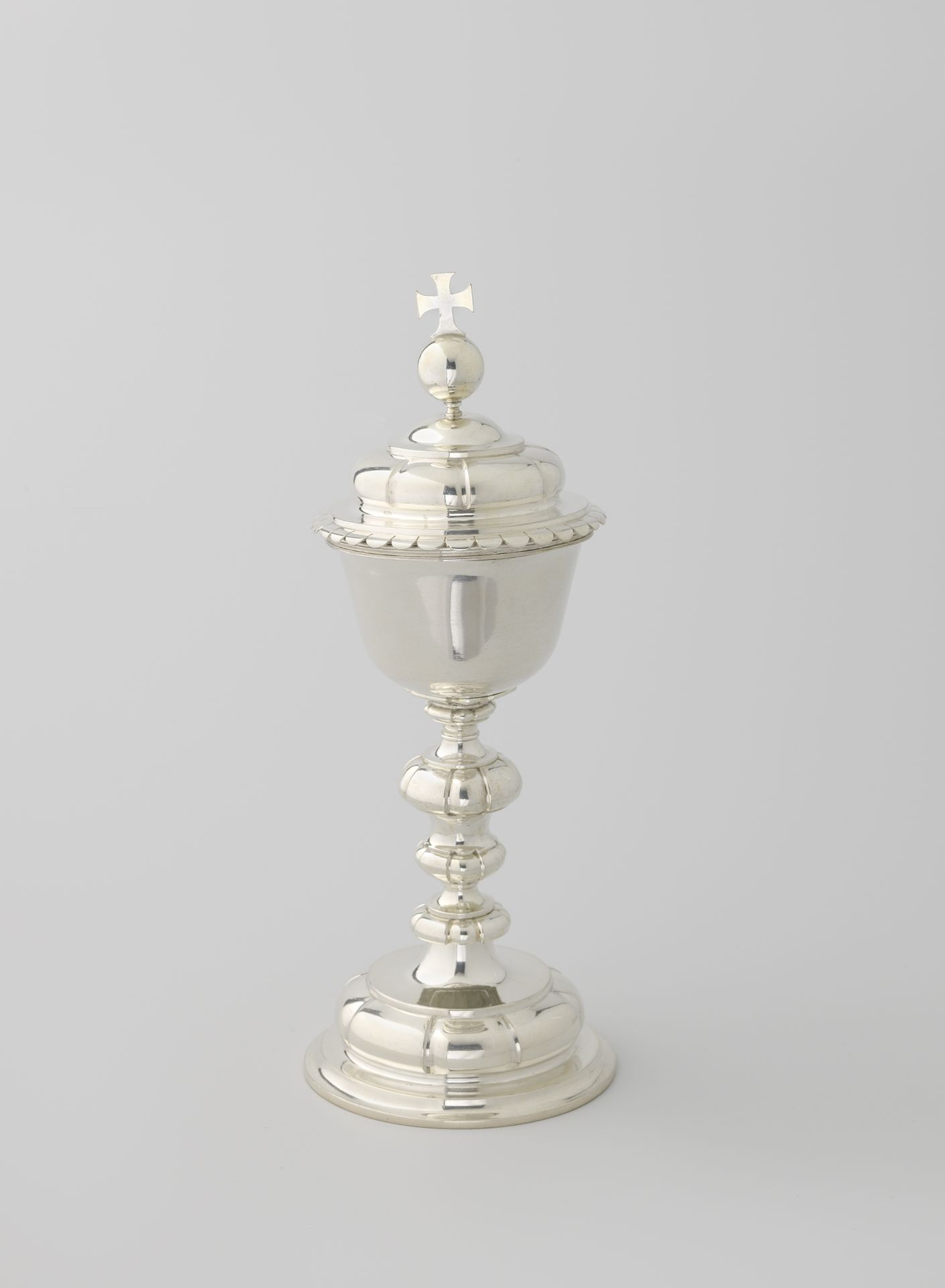 Ciborie van zilver met gladde voet, stam en deksel. Op het deksel een bol met kruis. Cuppa aan binnenzijde verguld by Rutger Raab