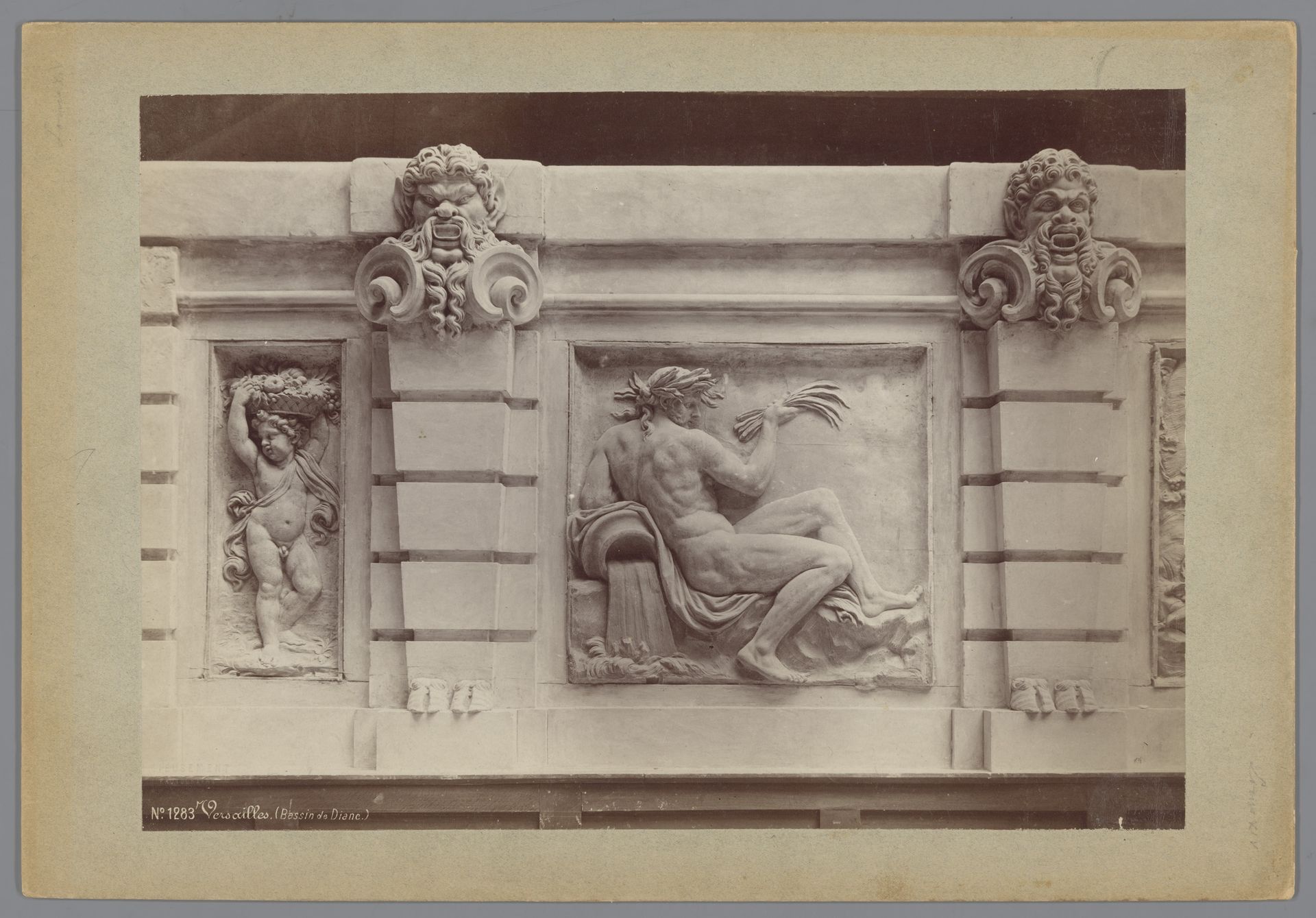 Reliëf van een riviergod en een putto, afkomstig van het Bassin des Nymphes de Diane te Versailles by Médéric Mieusement