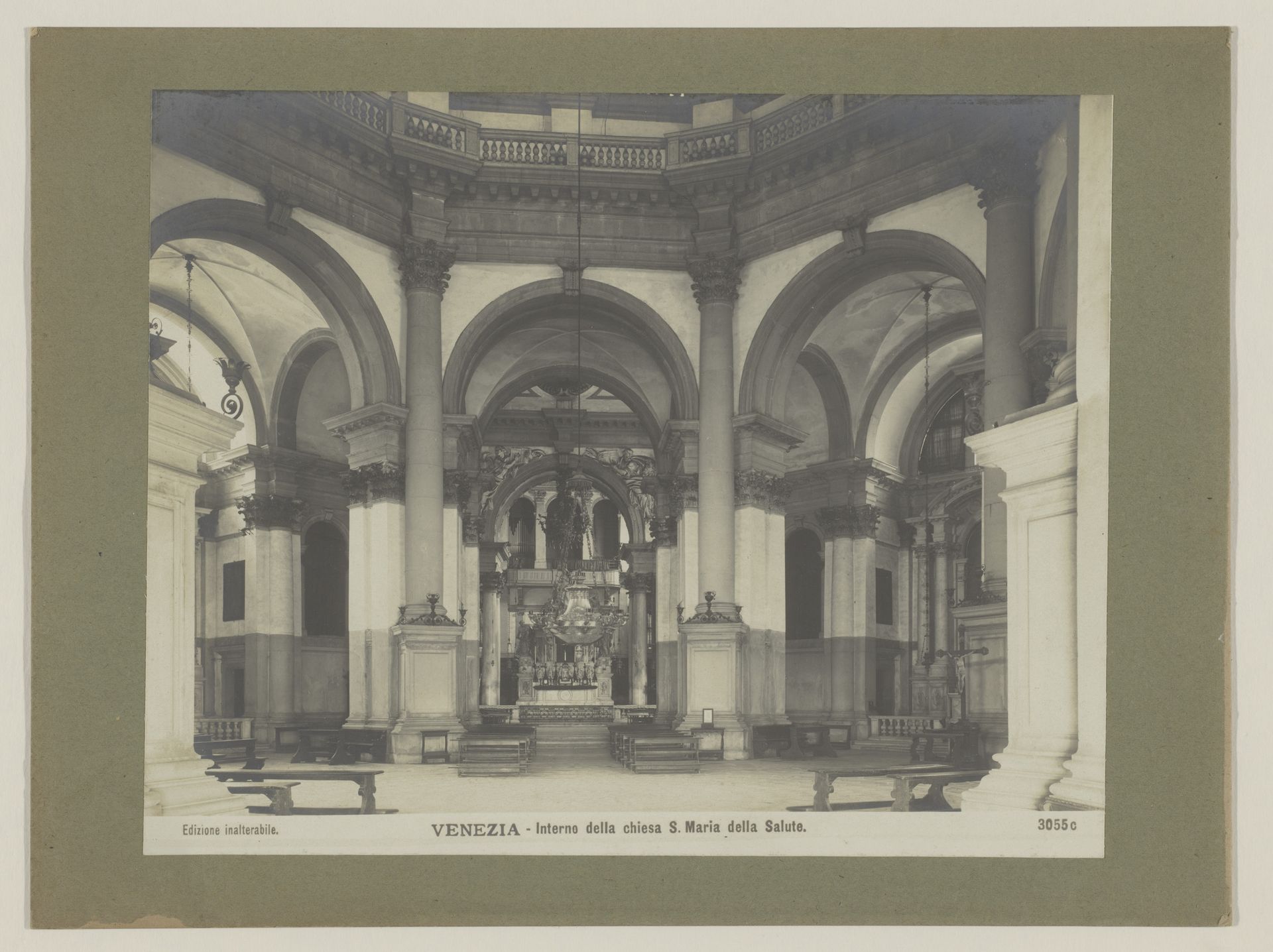 Interieur van de basiliek van Santa Maria della Salute te Venetië, Italië by Anonymous