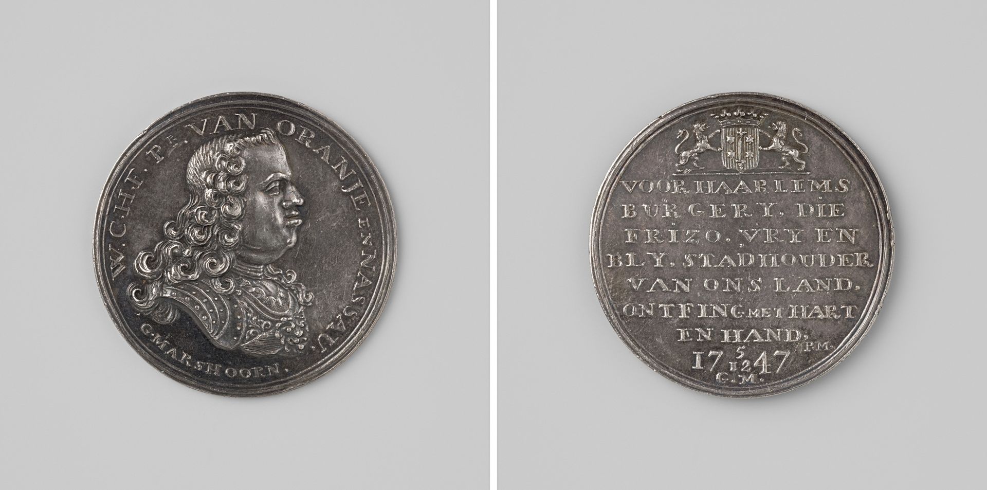 Verheffing van de prins van Oranje tot stadhouder, penning uitgedeeld aan de schutters van de stad Haarlem ter ere van de doortocht van de prins door de stad by Gerrit Marshoorn