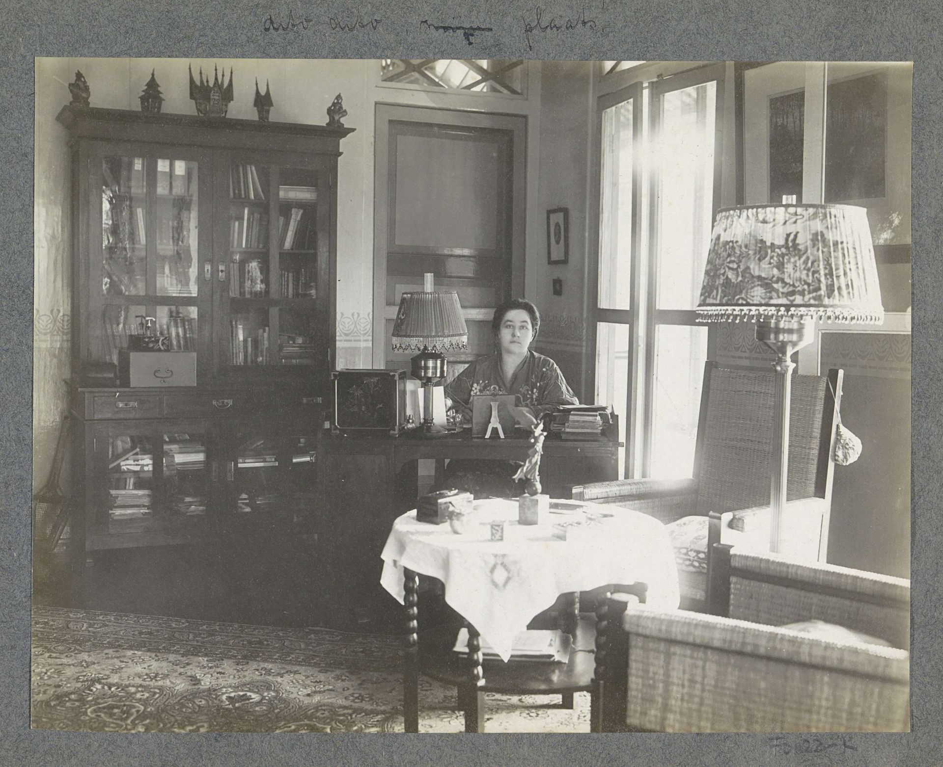 Gerda Bergsma achter een bureau in een woonhuis op Sumatra by Anonymous