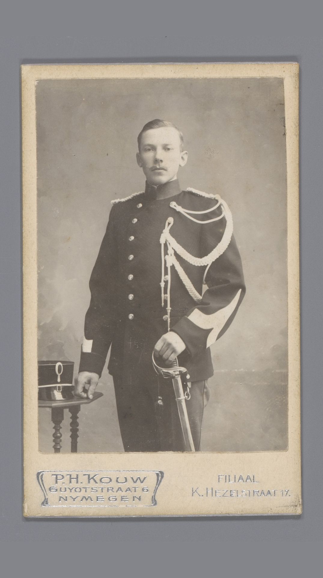 Portret van een onbekende man, aangeduid als kolonel L. Spruit by P.H. Kouw
