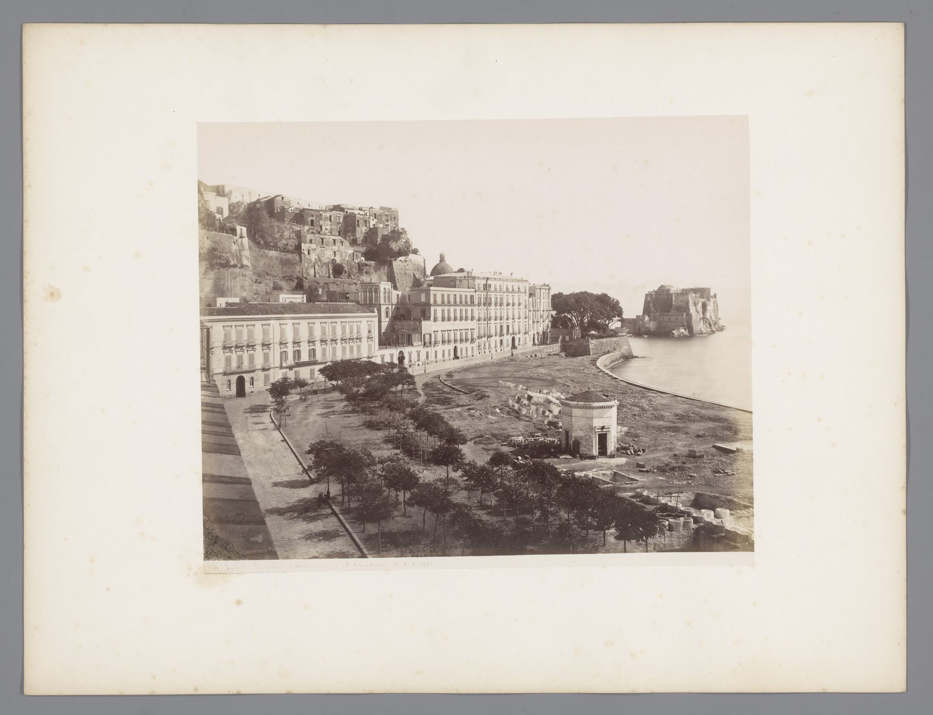 Gezicht op het Castel dell'Ovo te Napels, Italië by Giorgio Sommer