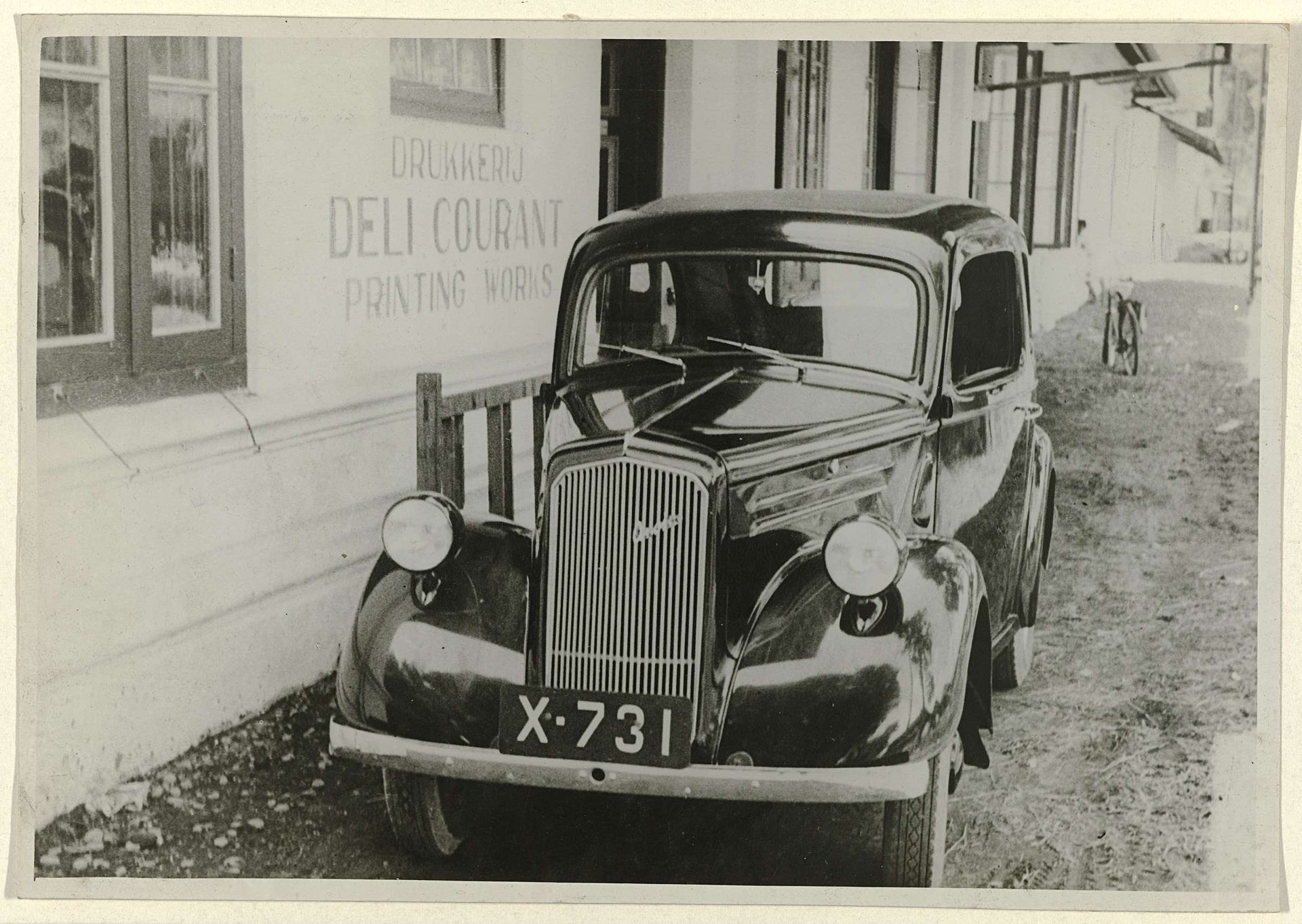 Auto voor de drukkerij van de Deli Courant by Anonymous