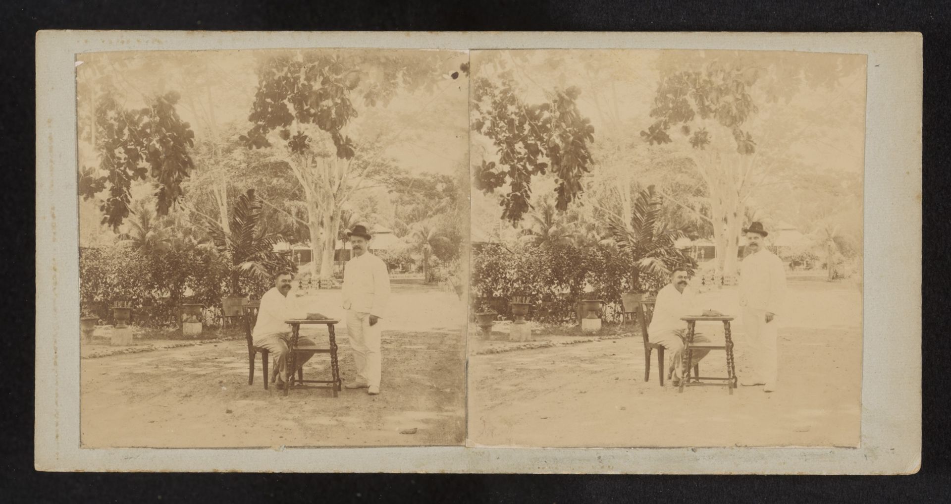 Twee mannen in tuin ingenieurswoning by Robert Julius Boers