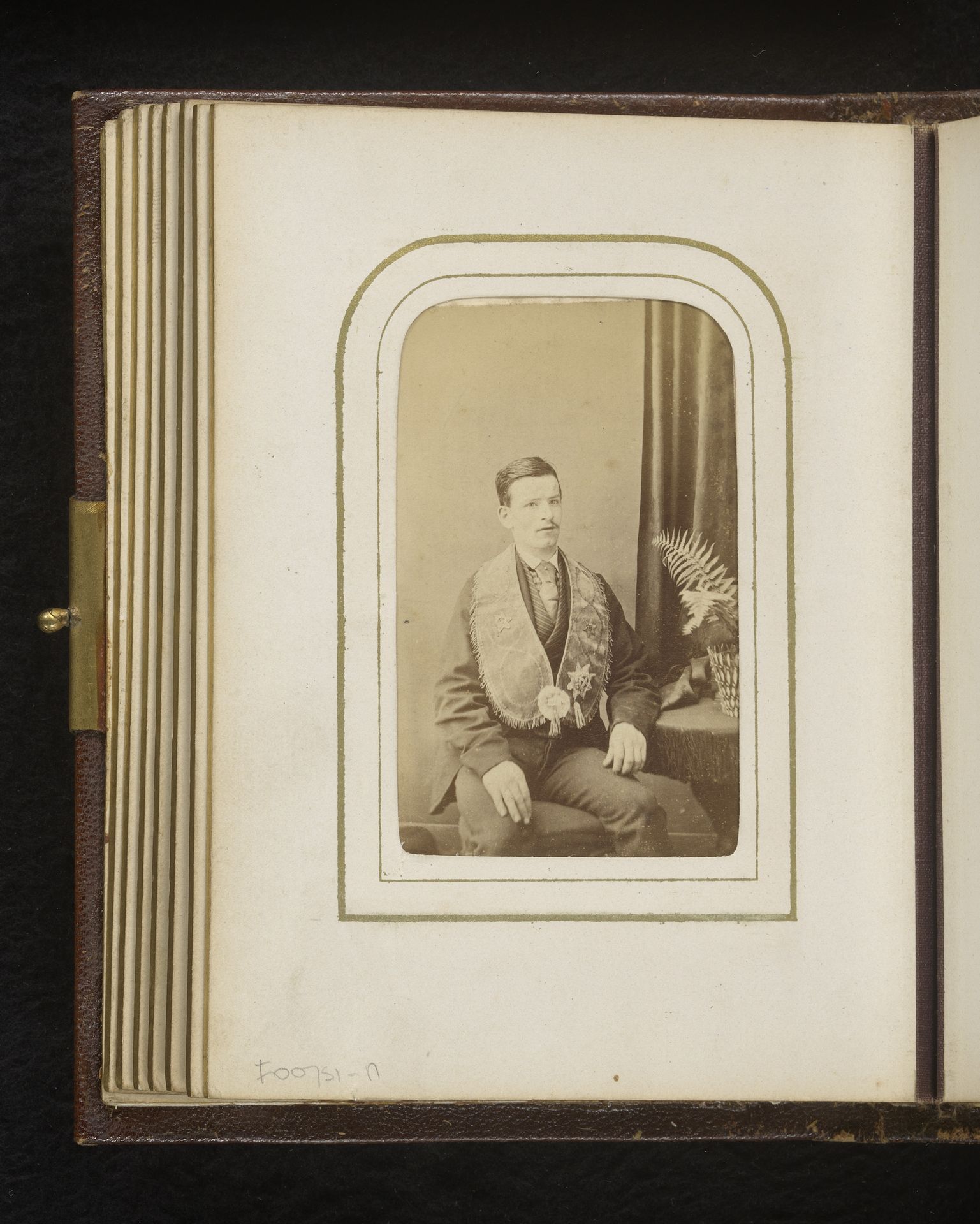 Portret van een zittende jonge man by Willis & Co.