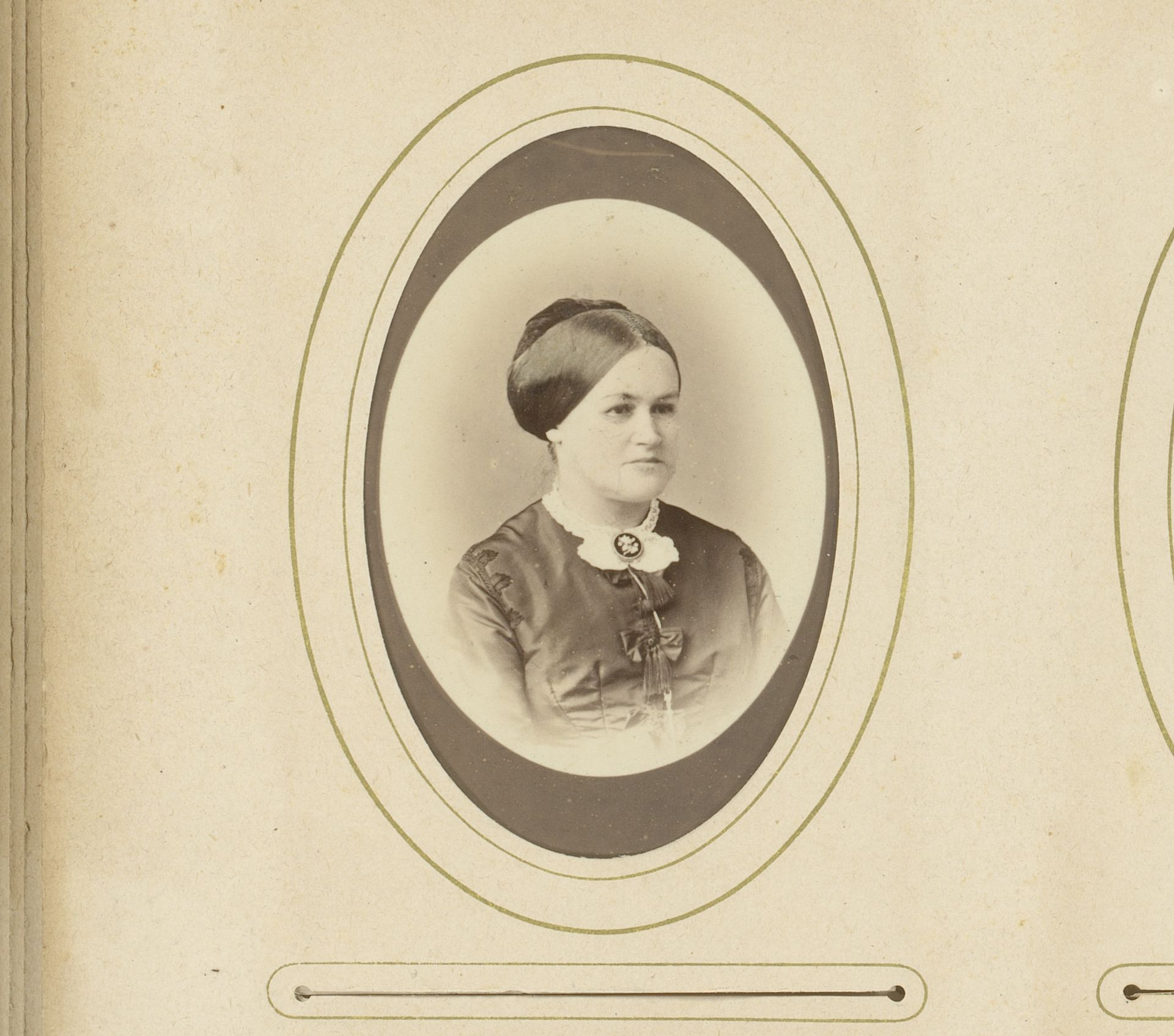 Portret van een vrouw met halsketting met medaillon by A. Böeseken