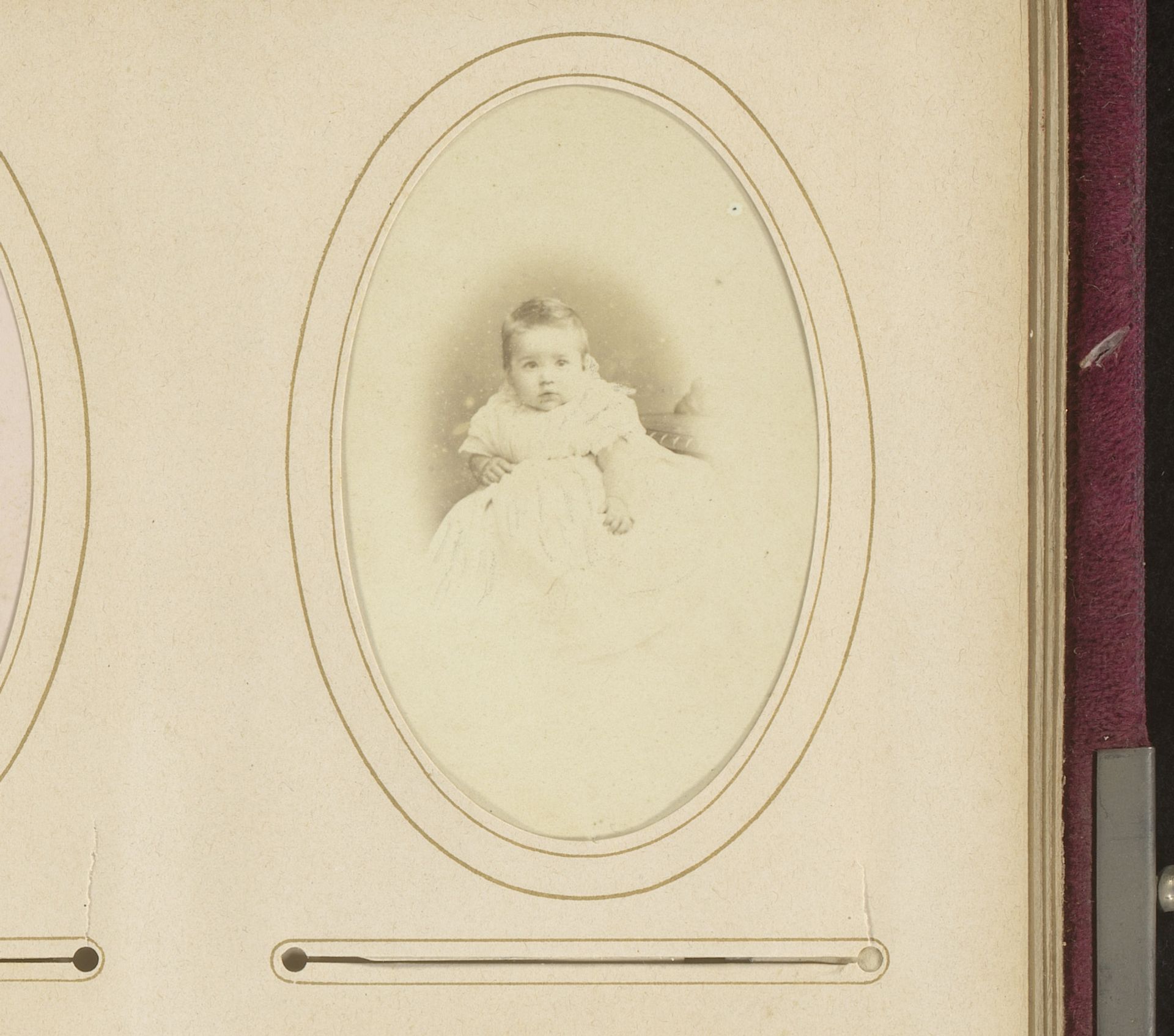 Portret van een baby by Henri Pronk