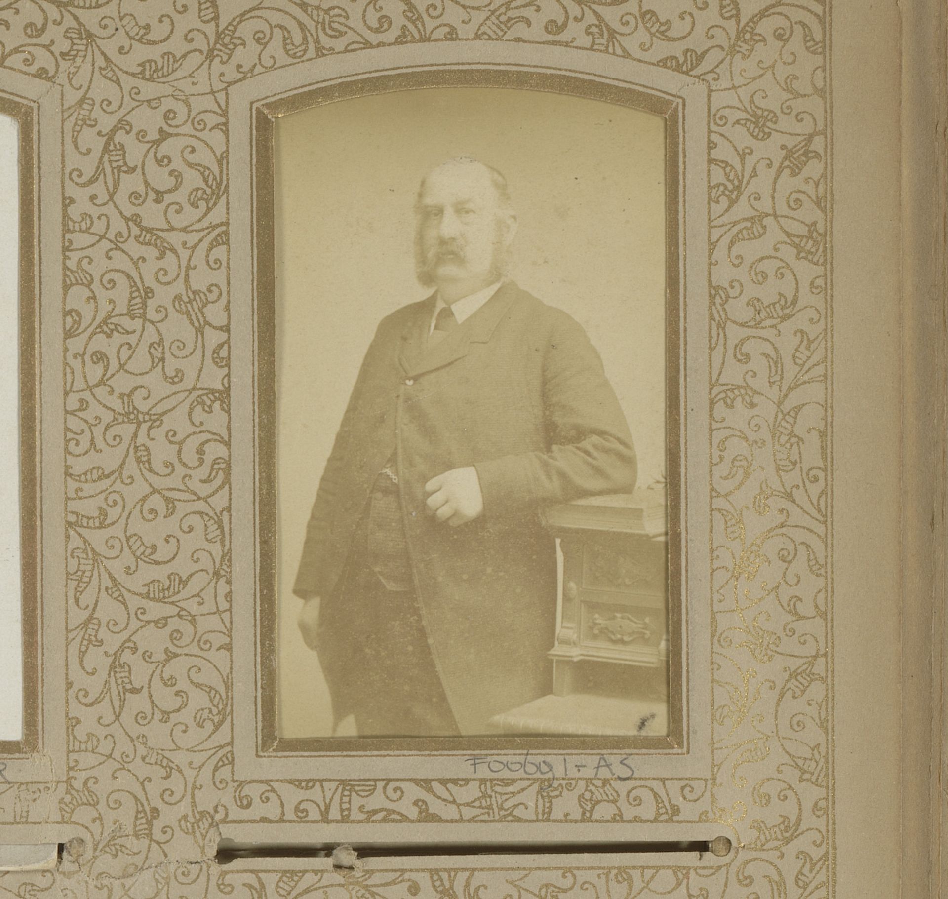 Portret van een man bij een bureau by Brainich & Leusink
