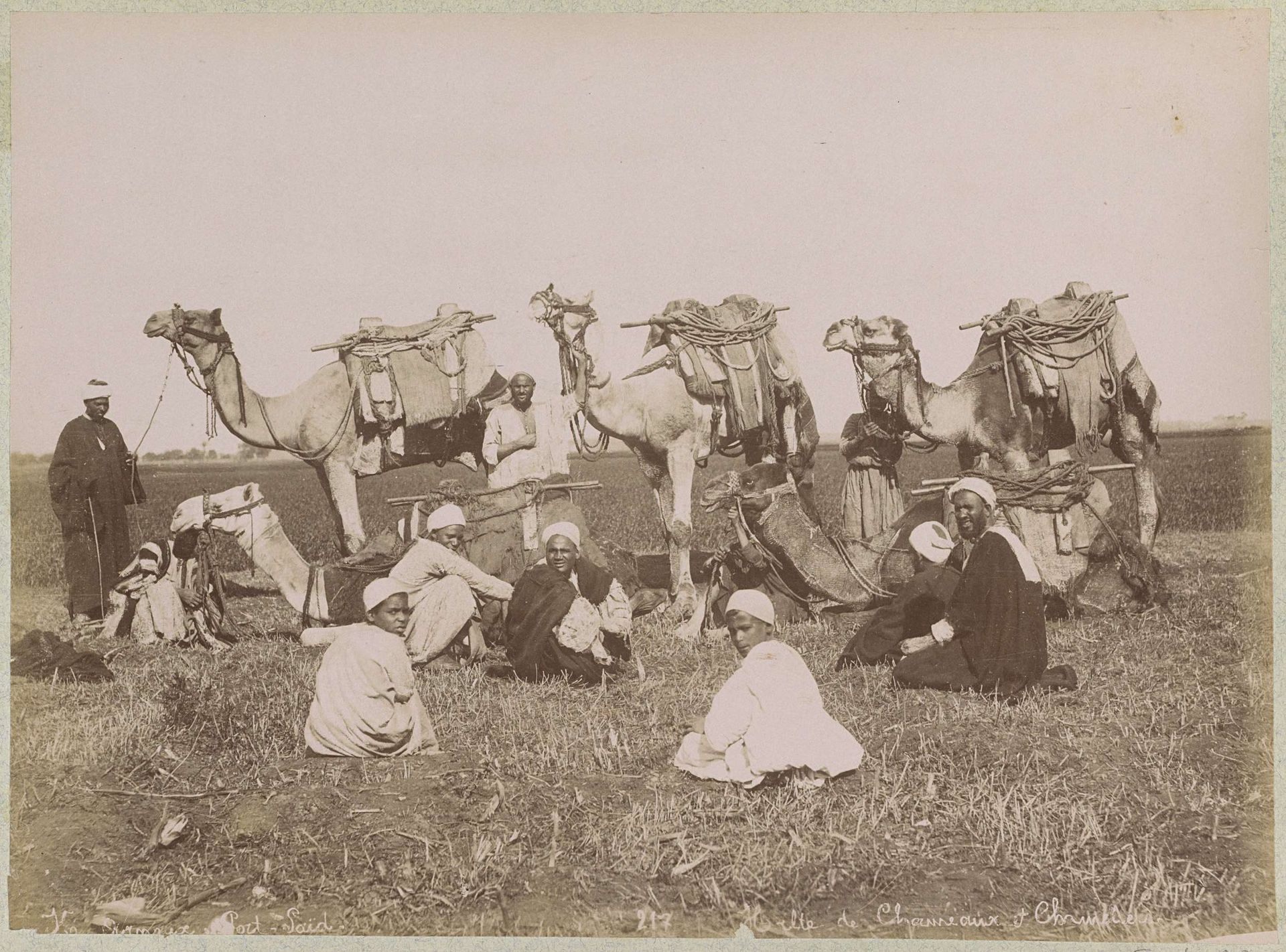Kamelendrijvers en hun dieren tijdens rustpauze by Hippolyte Arnoux