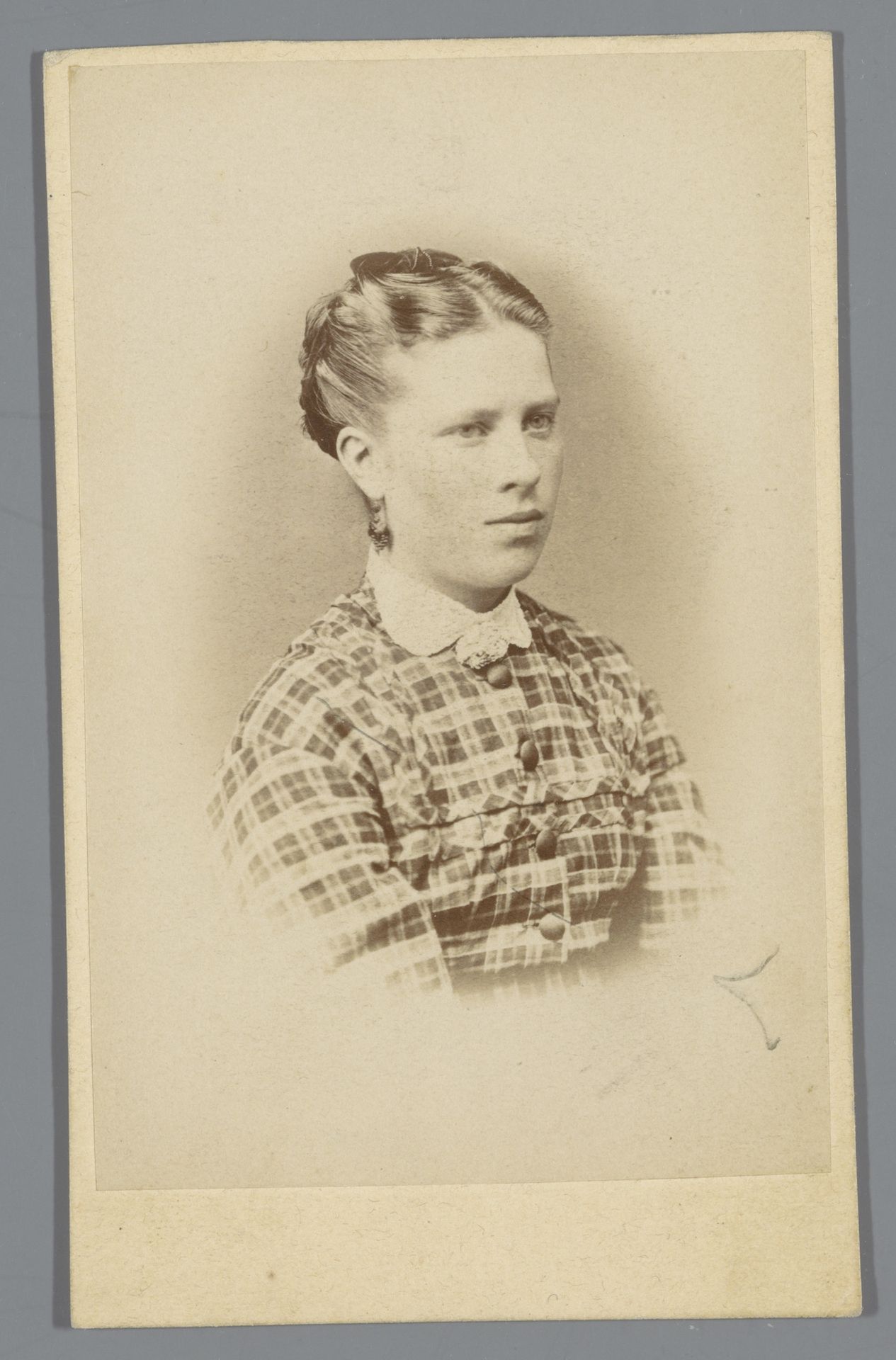 Portret van een jonge vrouw, aangeduid als Laura Ekanan by Carl August Askling