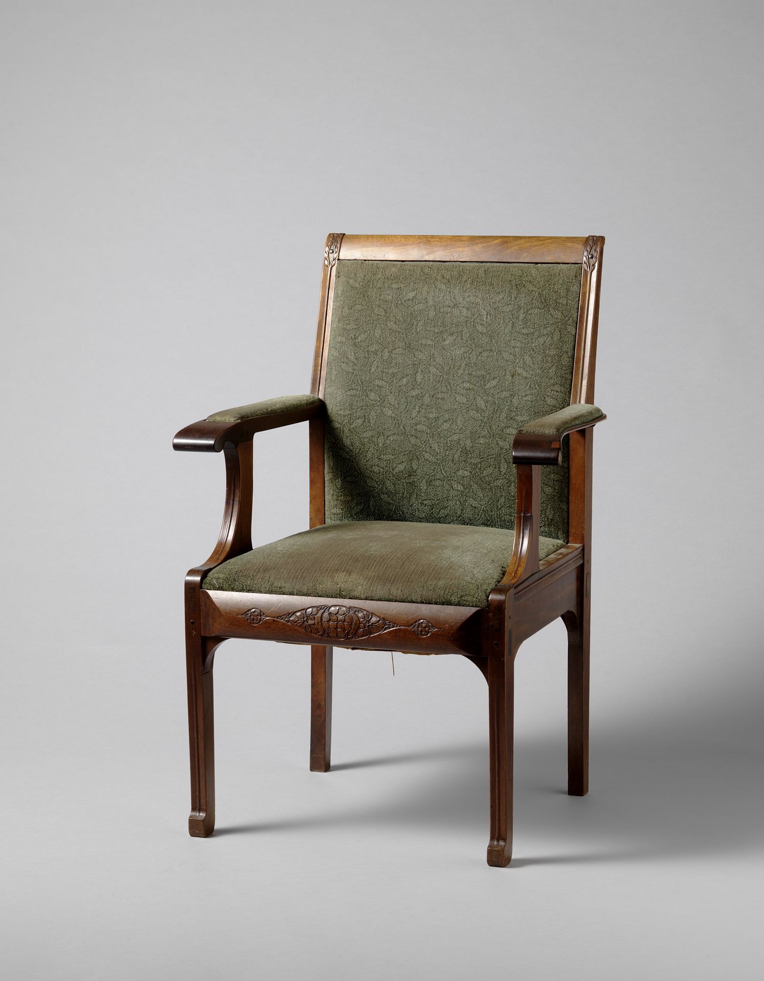 Armstoel van mahoniehout, bekleed met trijp by Theo Nieuwenhuis