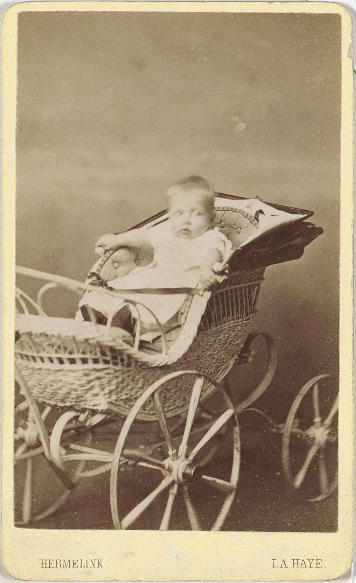 Portret van een baby in een kinderwagen by Christiaan Martinus Jan Hermelink
