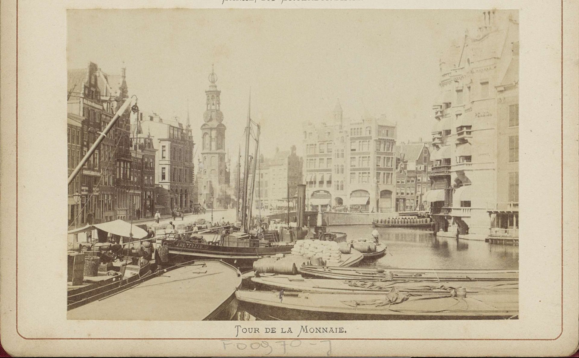Binnen Amstel gezien naar Sophiaplein (Muntplein) in Amsterdam met links de Munttoren by Andries Jager