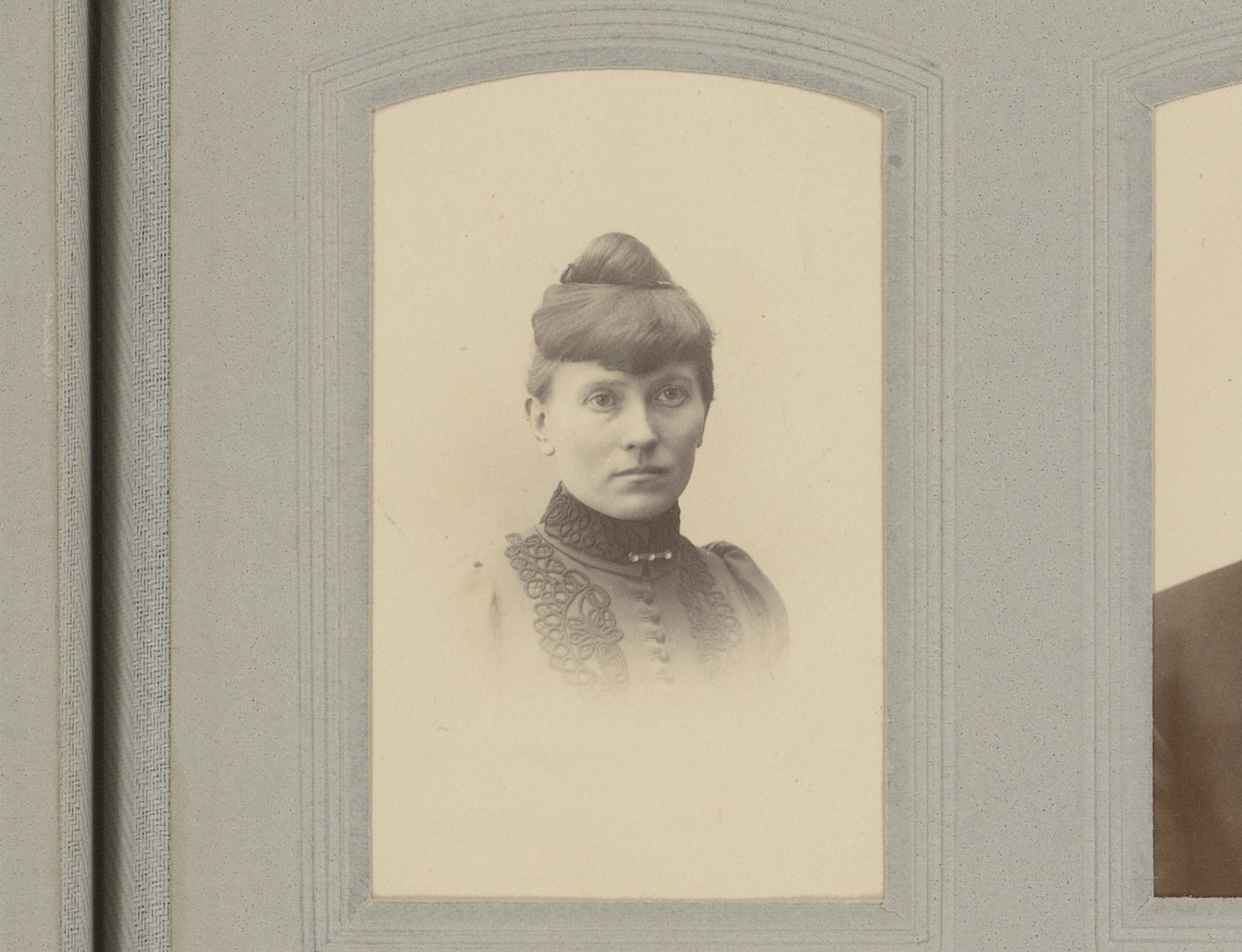 Portret van een vrouw by Axel Rydin