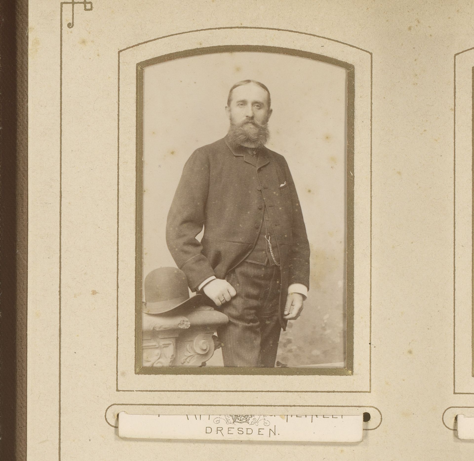 Portret van een man met baard en hoed by Schumann & Heinelt