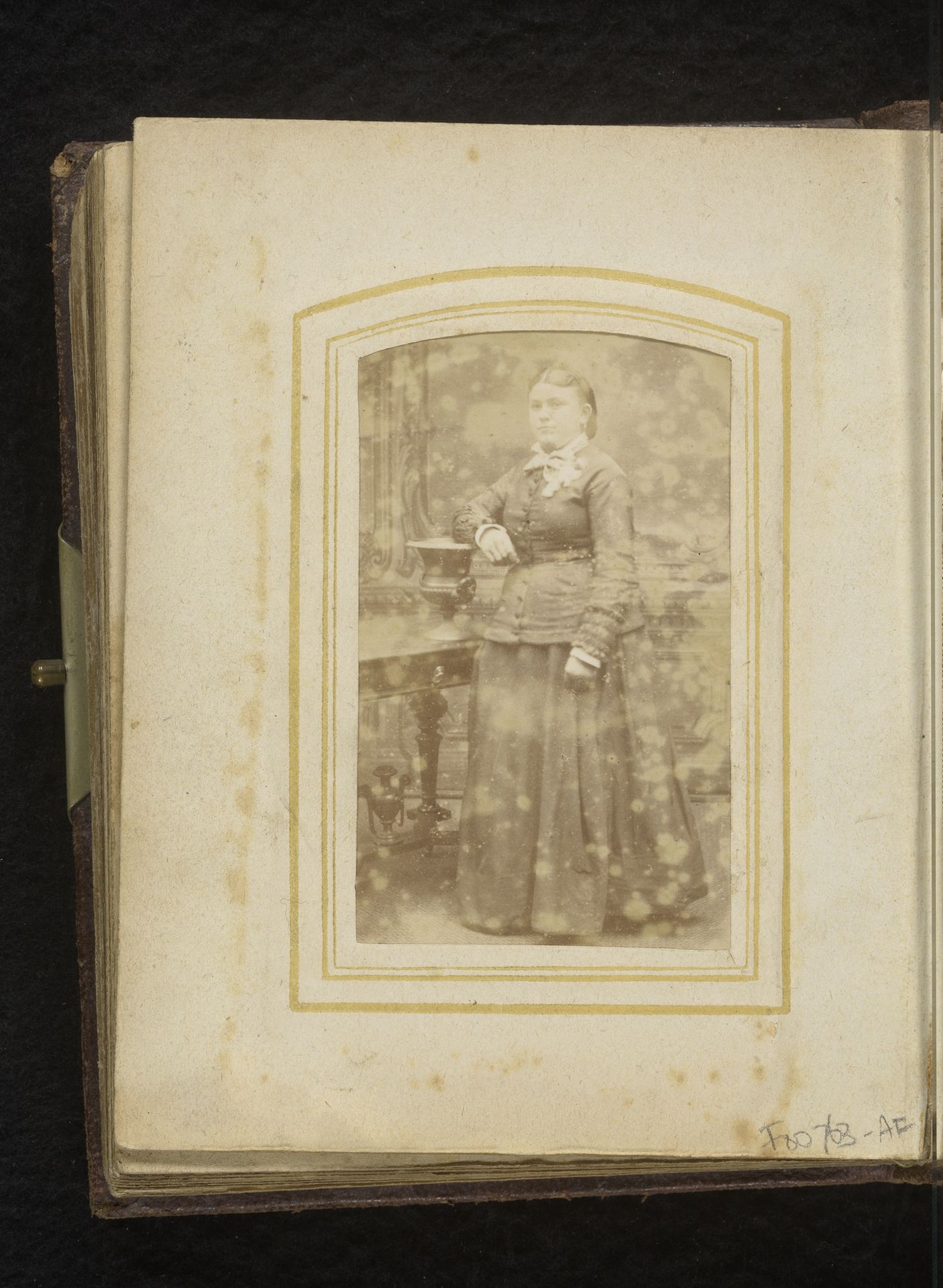 Portret van een staande vrouw, leunend op een vaas op een tafel by Hermanus Jodocus Weesing