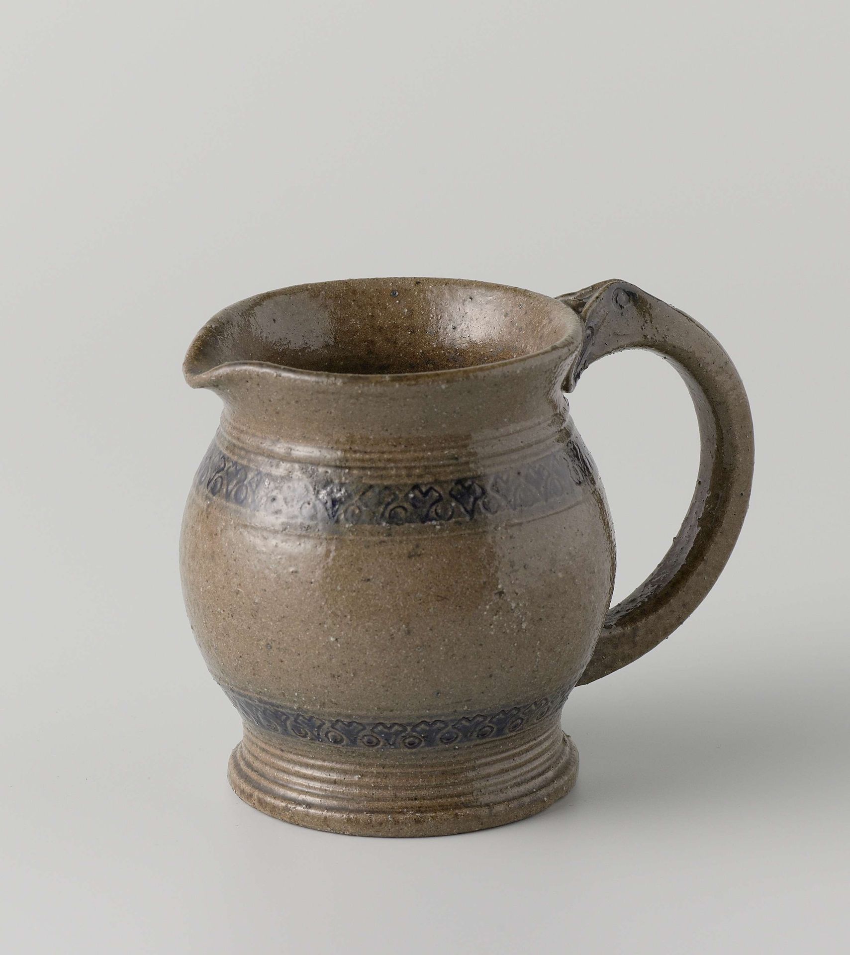 Bak van steengoed met zoutglazuur by Joseph (1863-1939) Mendes da Costa