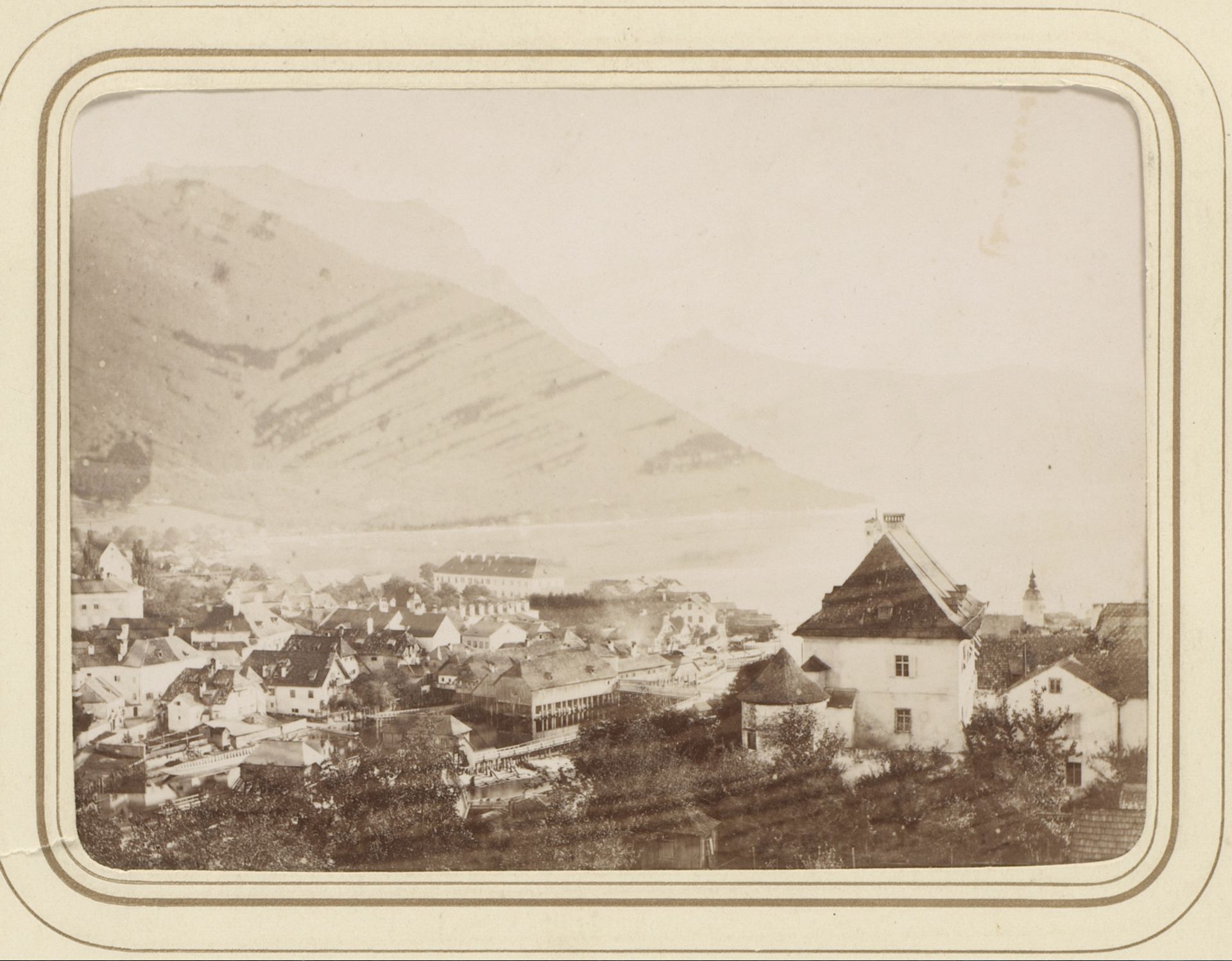 Gezicht op een stad aan de Traunsee by J. Kunz