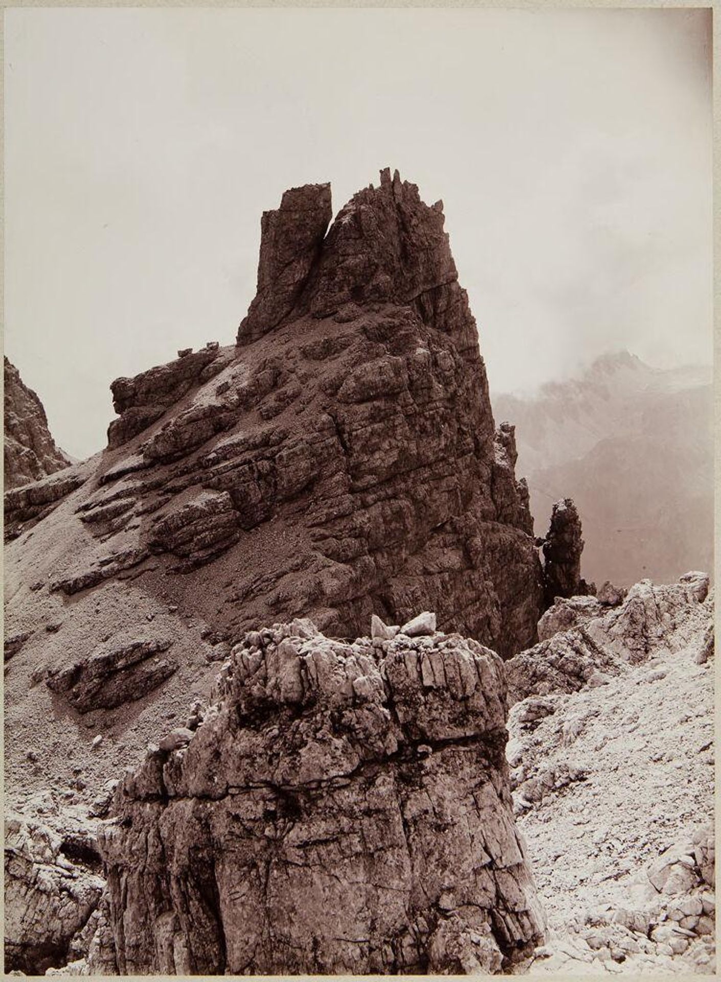 Rochers prÃ¨s de la Tofana-hÃ¼tte by Vittorio Sella