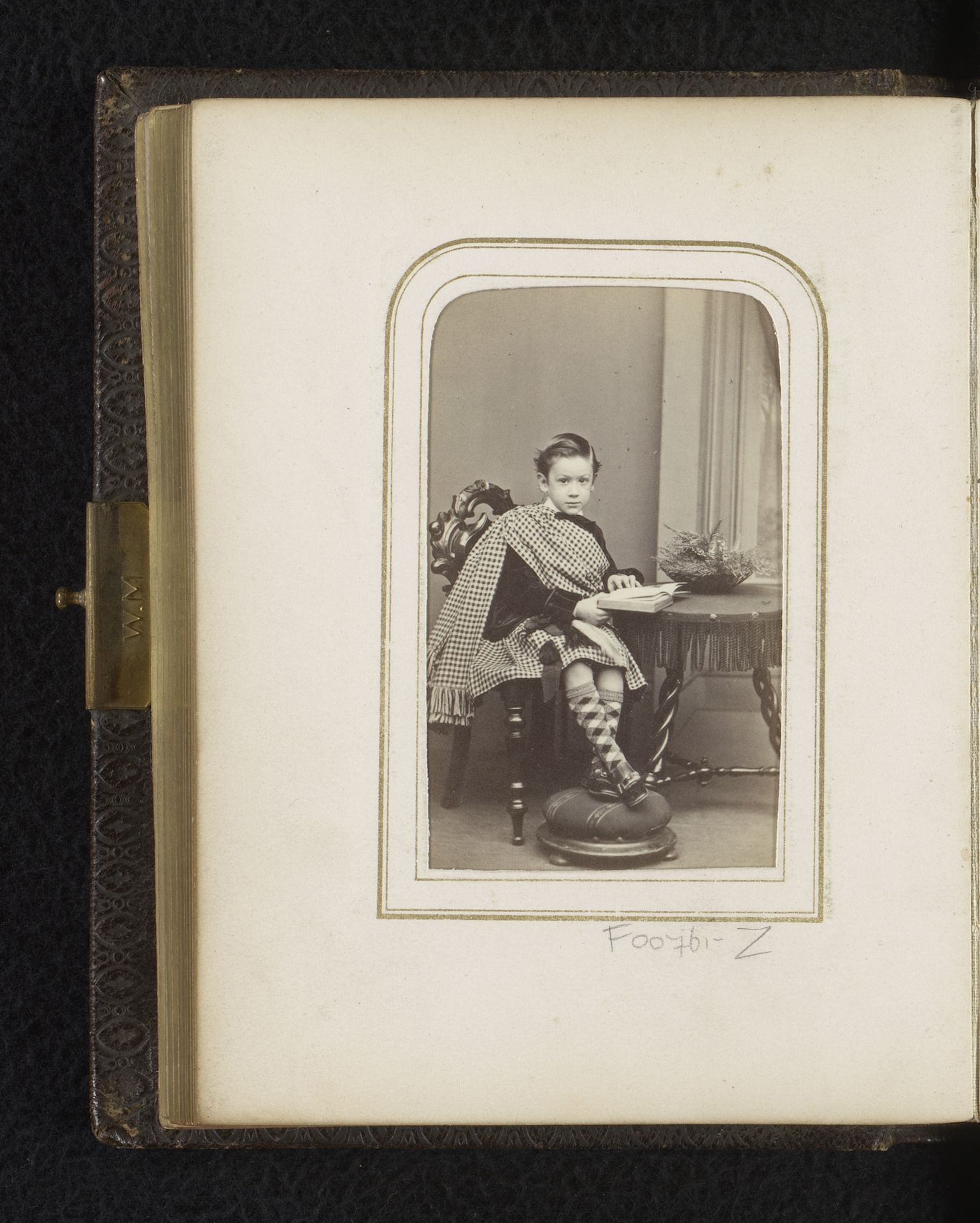 Portret van een jongen in Schotse klederdracht met boek by Richard Allen & Son