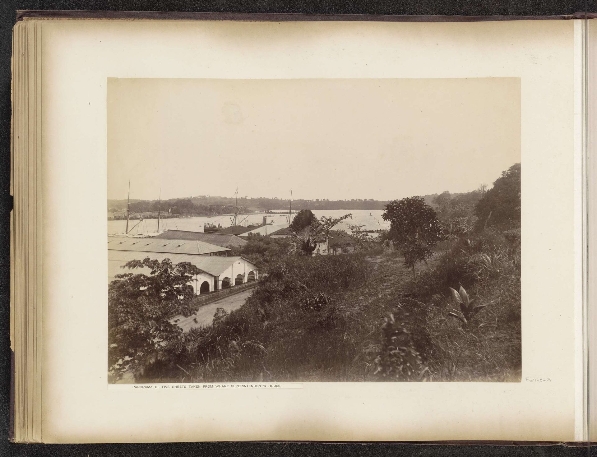 Gezicht op de gebouwen, kades en omgeving van de Tanjong Pagar Dock Co. Ltd. in Singapore by G.R. Lambert & Co.